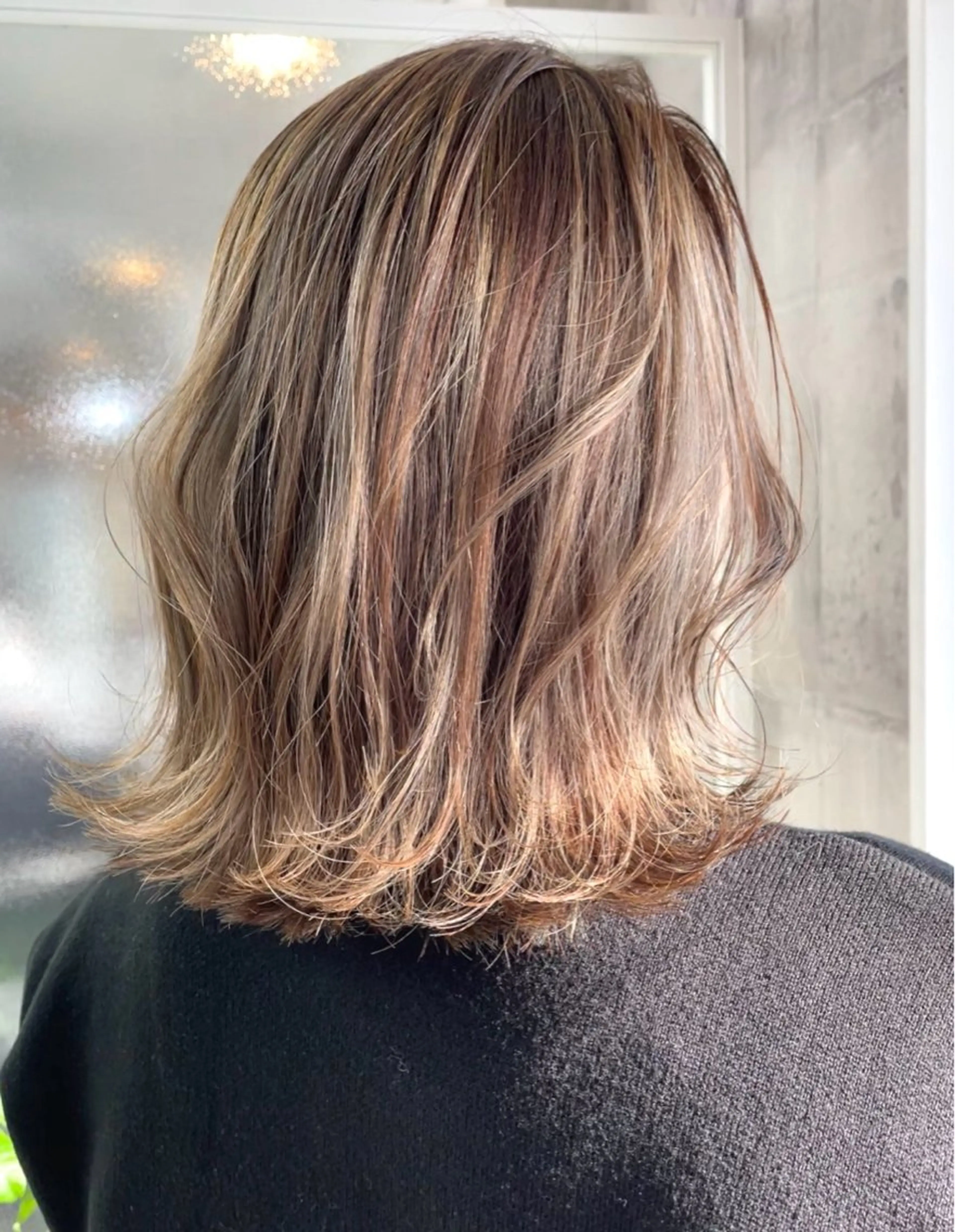 ミディアム カラー ベージュカラー ブリーチ ハイライトカラー オリーブベージュ ハイライト 錦 茉李のヘアスタイル