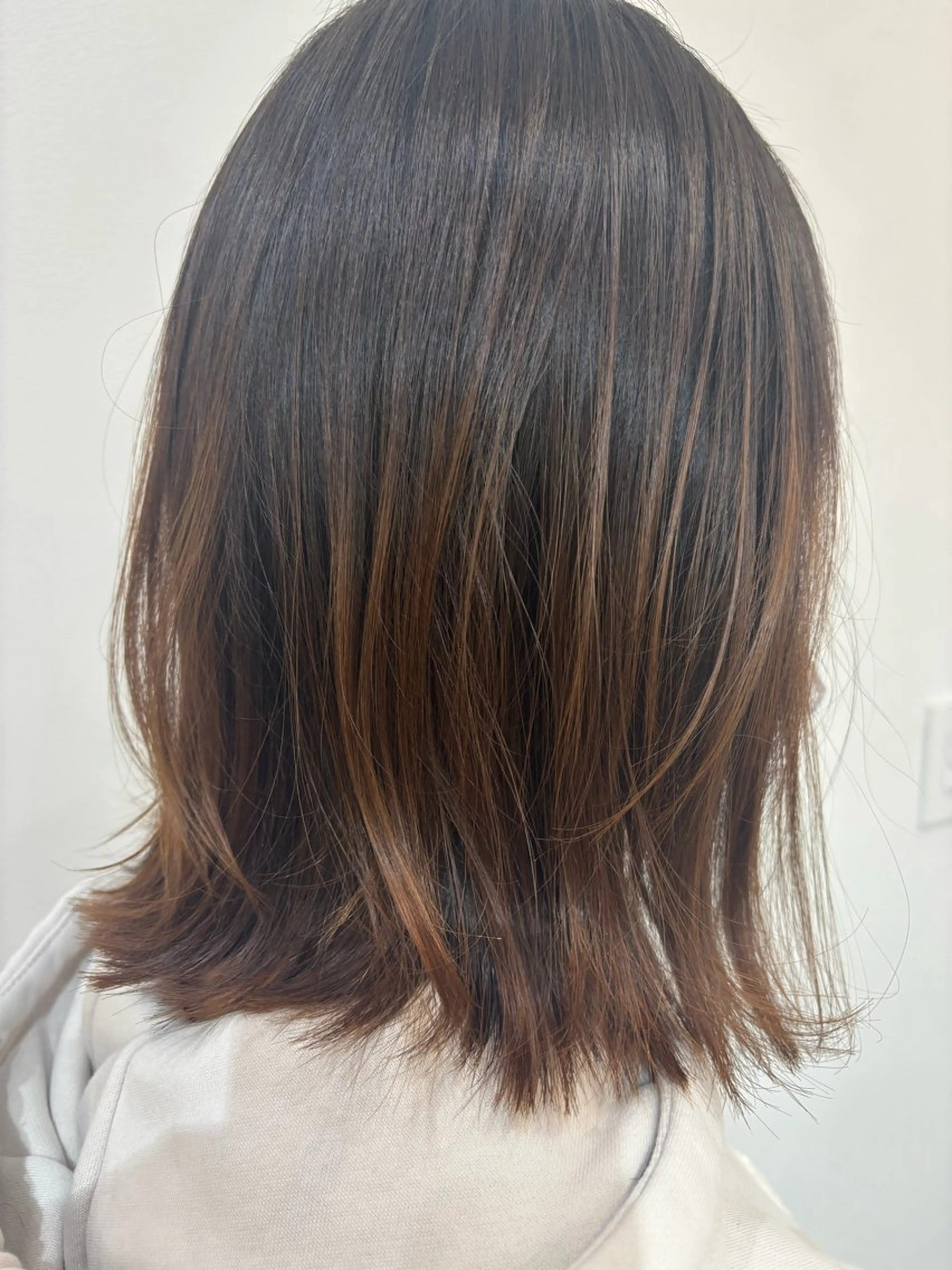 ミディアム 切りっぱなしボブ ボブ レイヤーカット 志田 萌のヘアスタイル