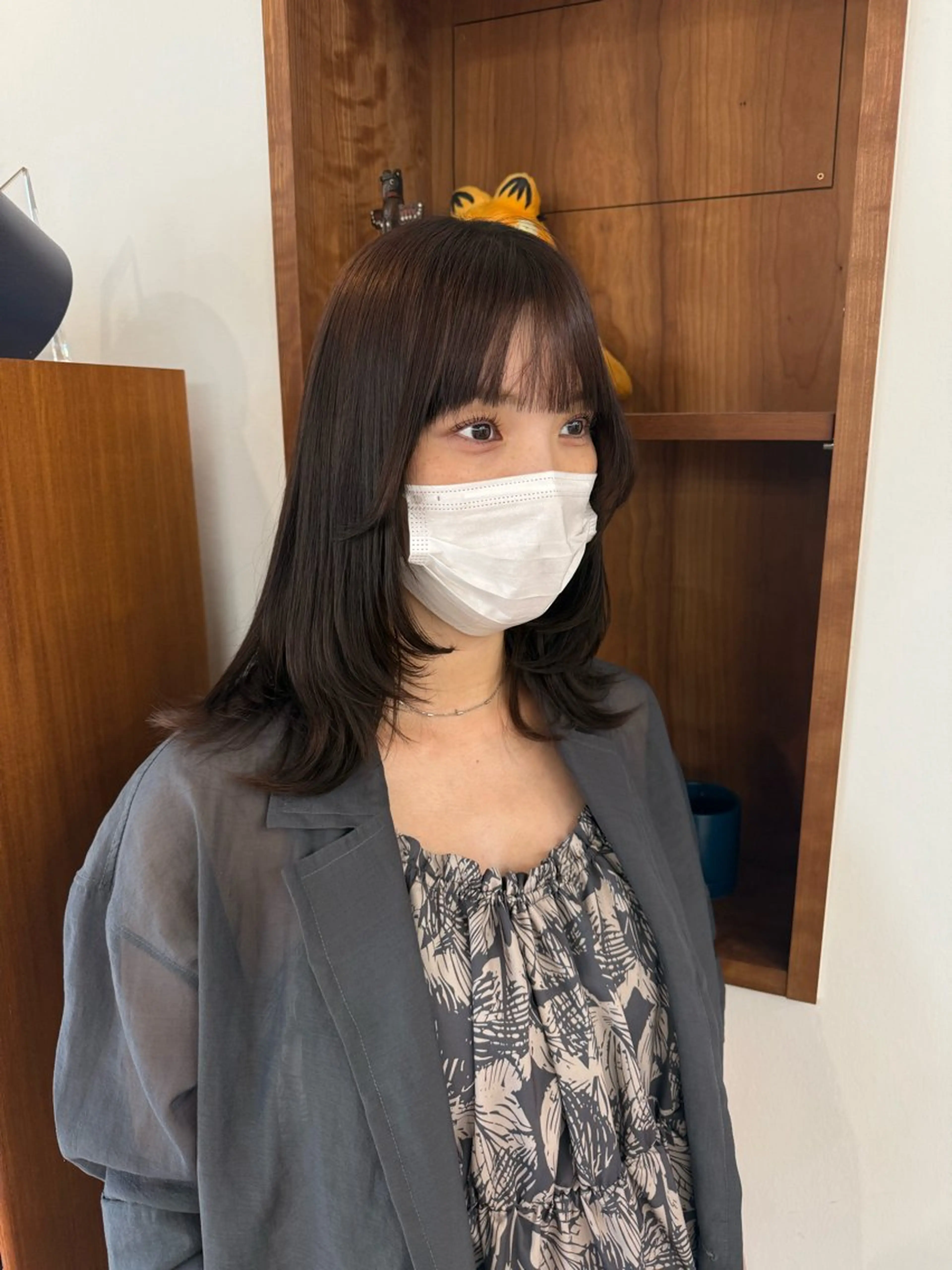 セミロング レイヤーカット 外ハネヘア カット 岩渕 愛のヘアスタイル
