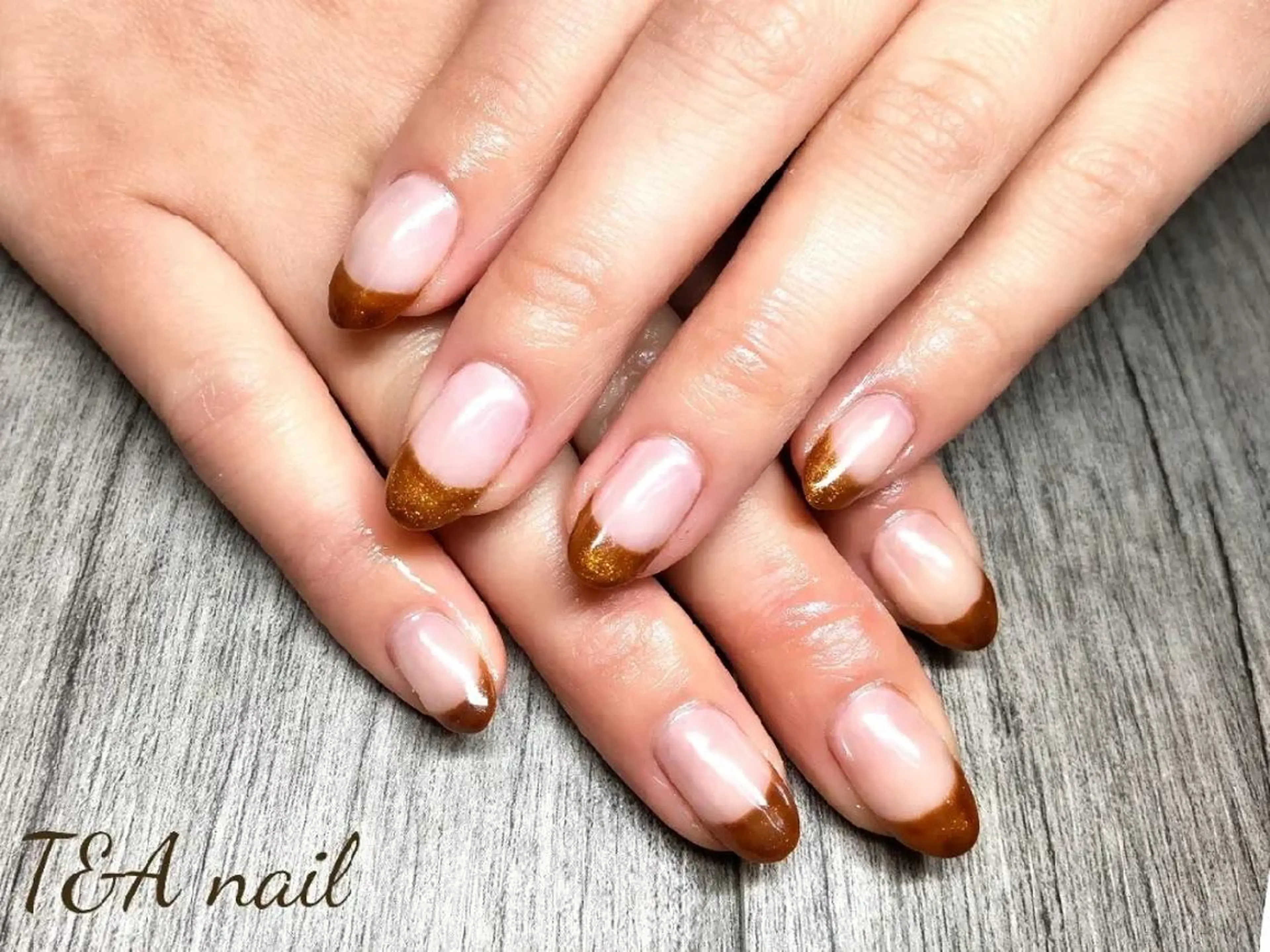 ミディアム ネイル ブラウン フレンチネイル ジェルネイル マグネットネイル マグネットフレンチ ハンドネイル T&A nailのネイルデザイン
