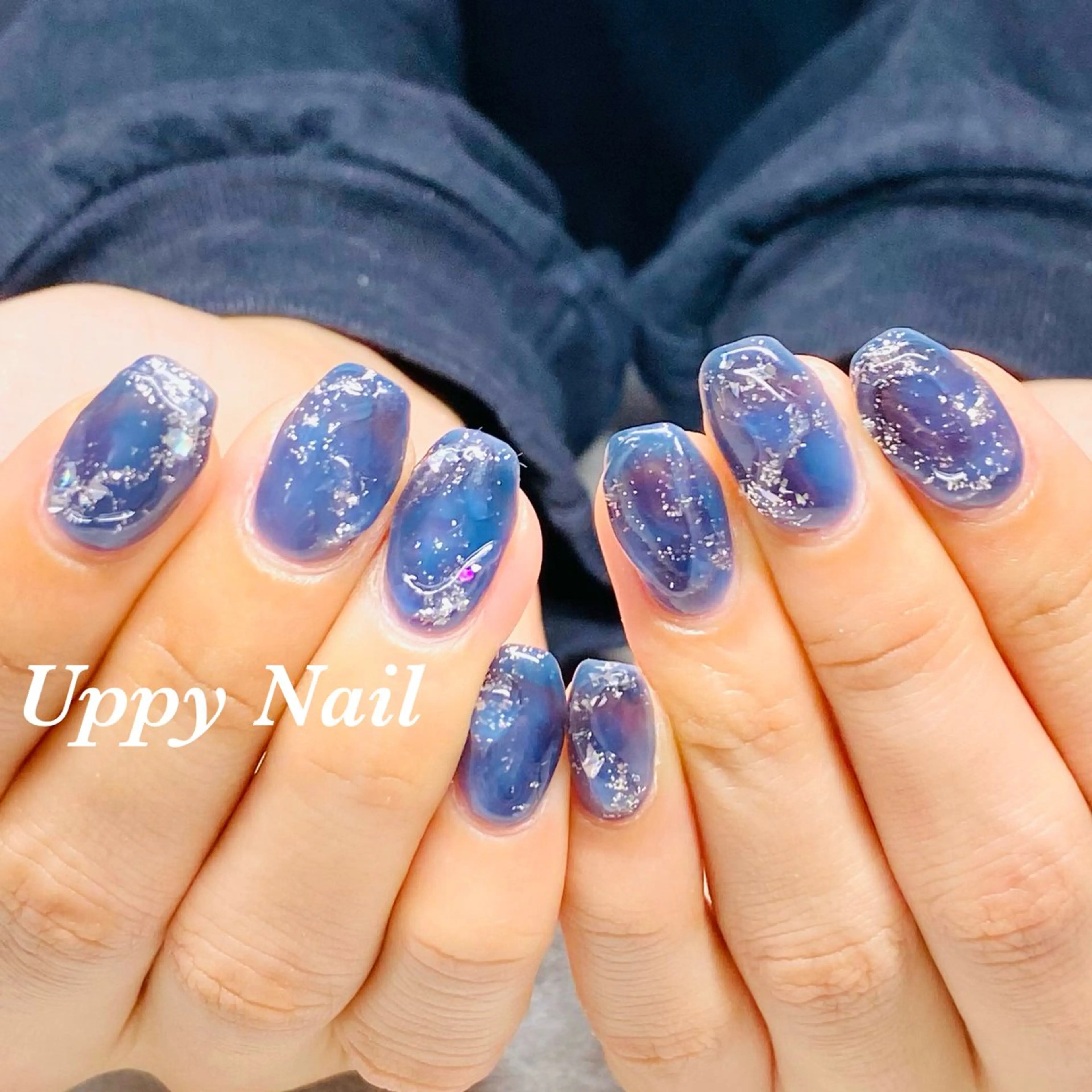 ネイル ラメ(グリッター) ネイビー ニュアンスネイル ぷっくりネイル シルバー ハンドネイル Uppy Nail ukyoのネイルデザイン