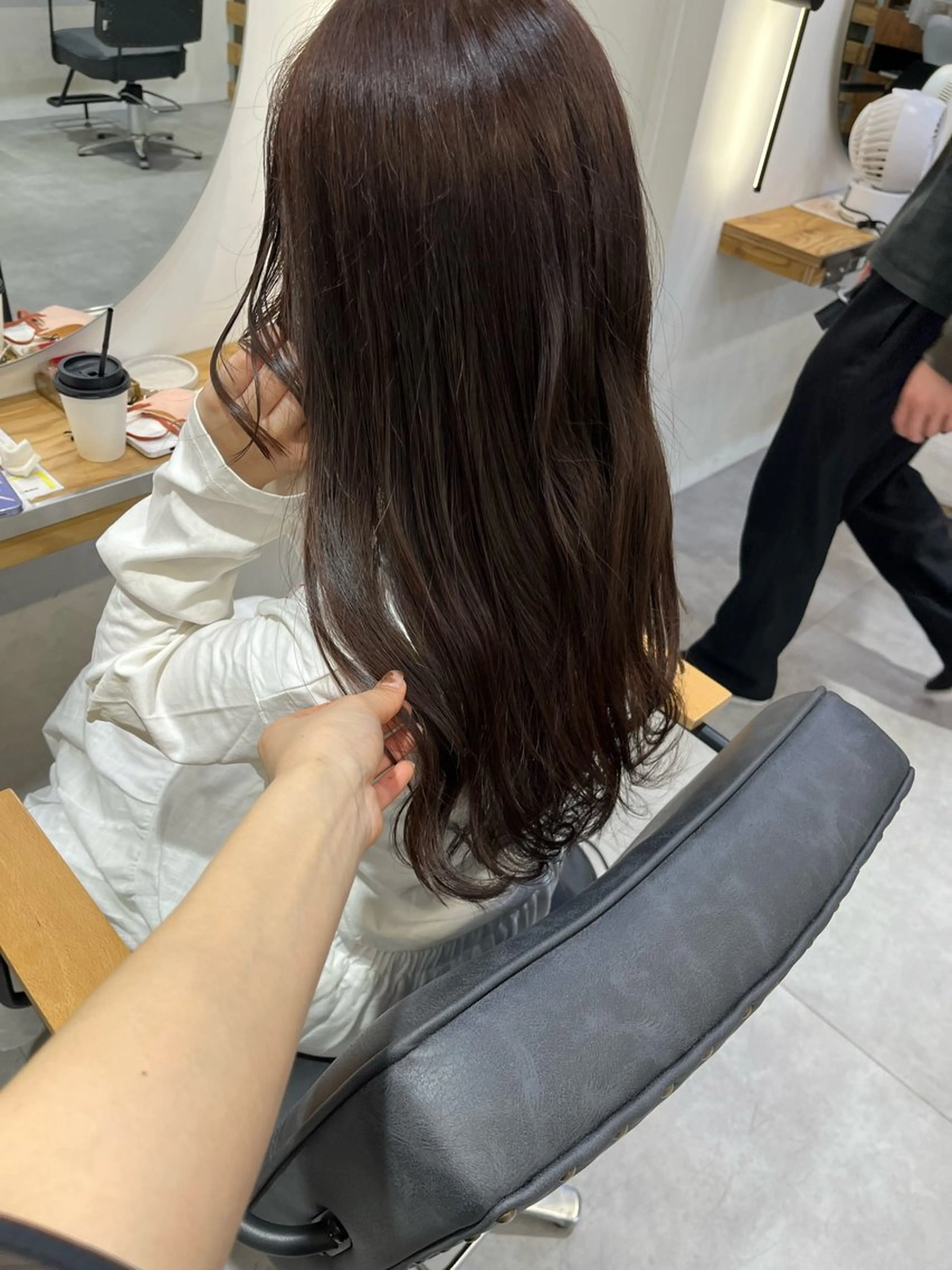 ロング 安田りっか /オリーブカラーのヘアスタイル