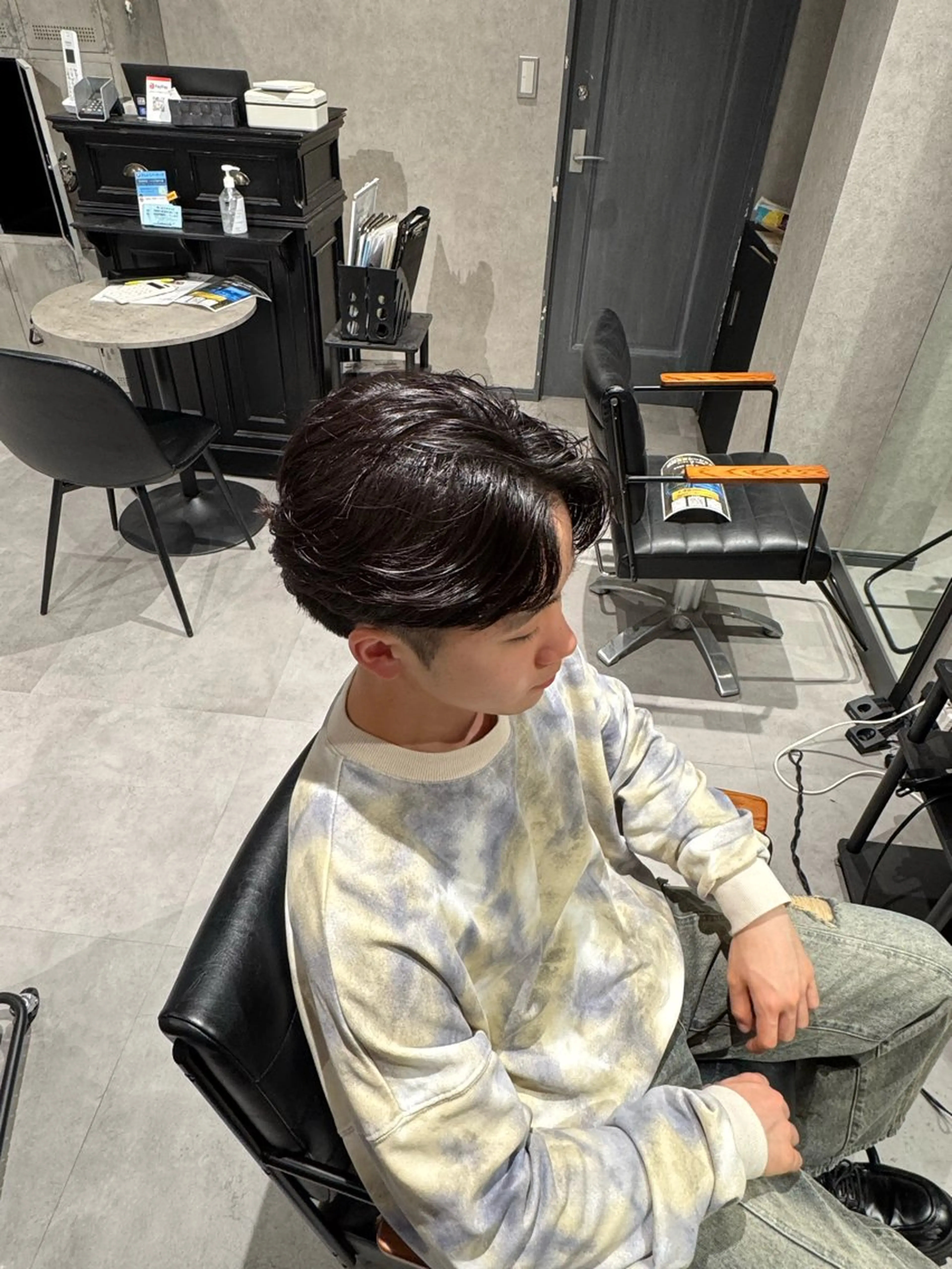メンズ カット 毛流れ特化愁斗 センターパートパーマのヘアスタイル
