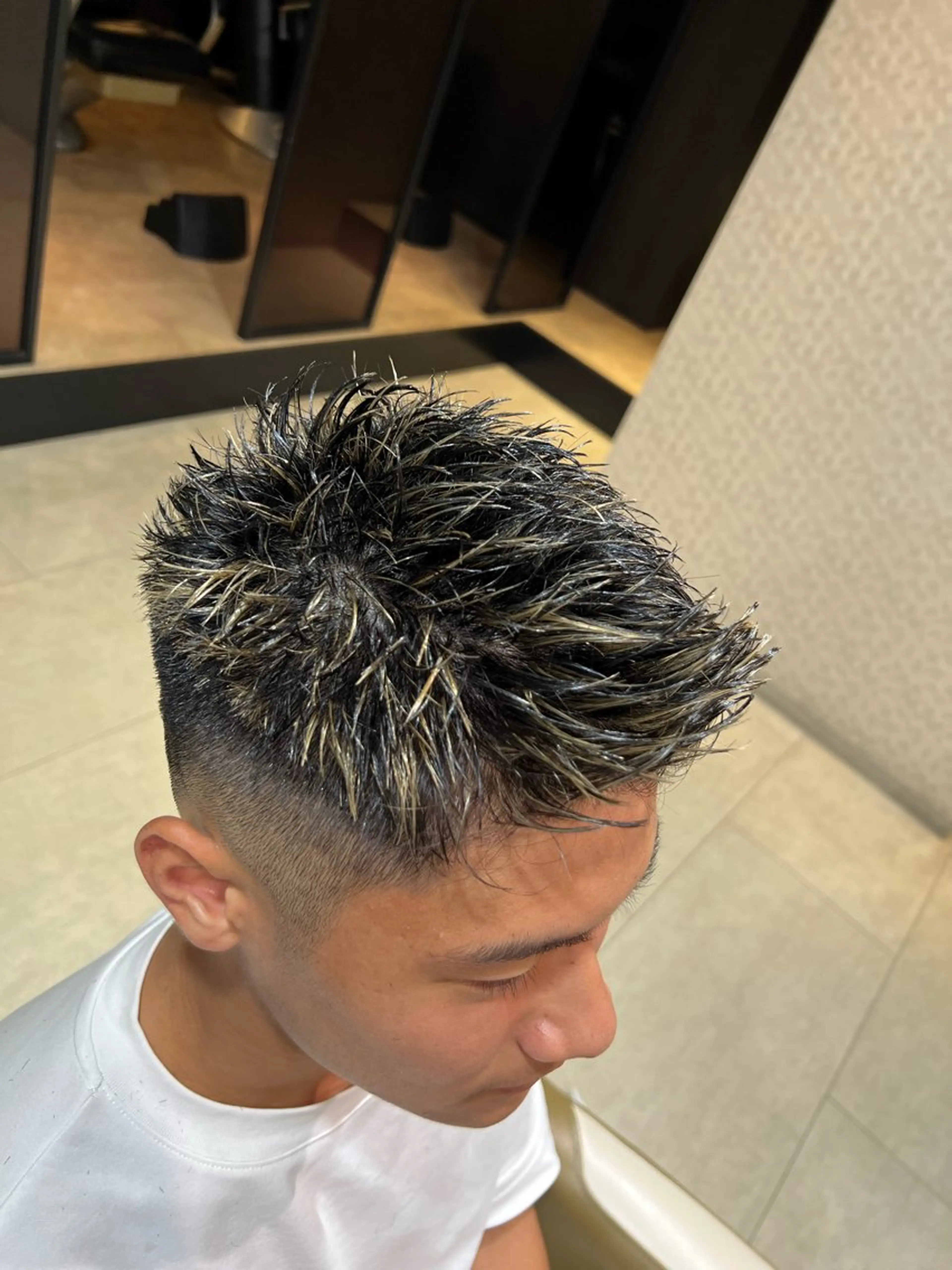 カラー メンズ メンズメッシュ モヒカン メッシュ 心斎橋バレイヤージュ 小林勝貴のヘアスタイル