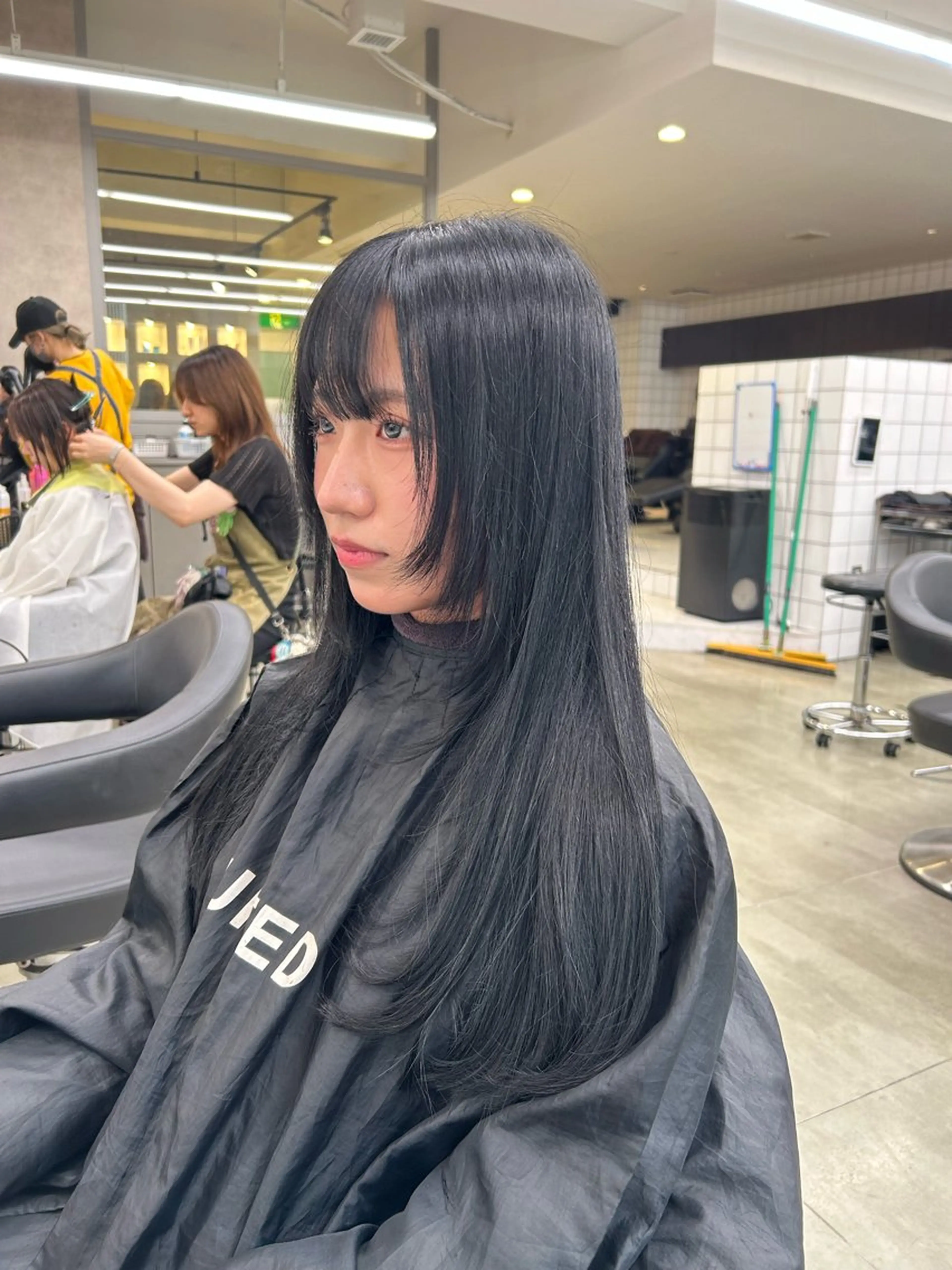 ミディアム カラー カット ヘアカラー 韓国ヘア暗髪 ダブルカラーメンズ可のヘアスタイル