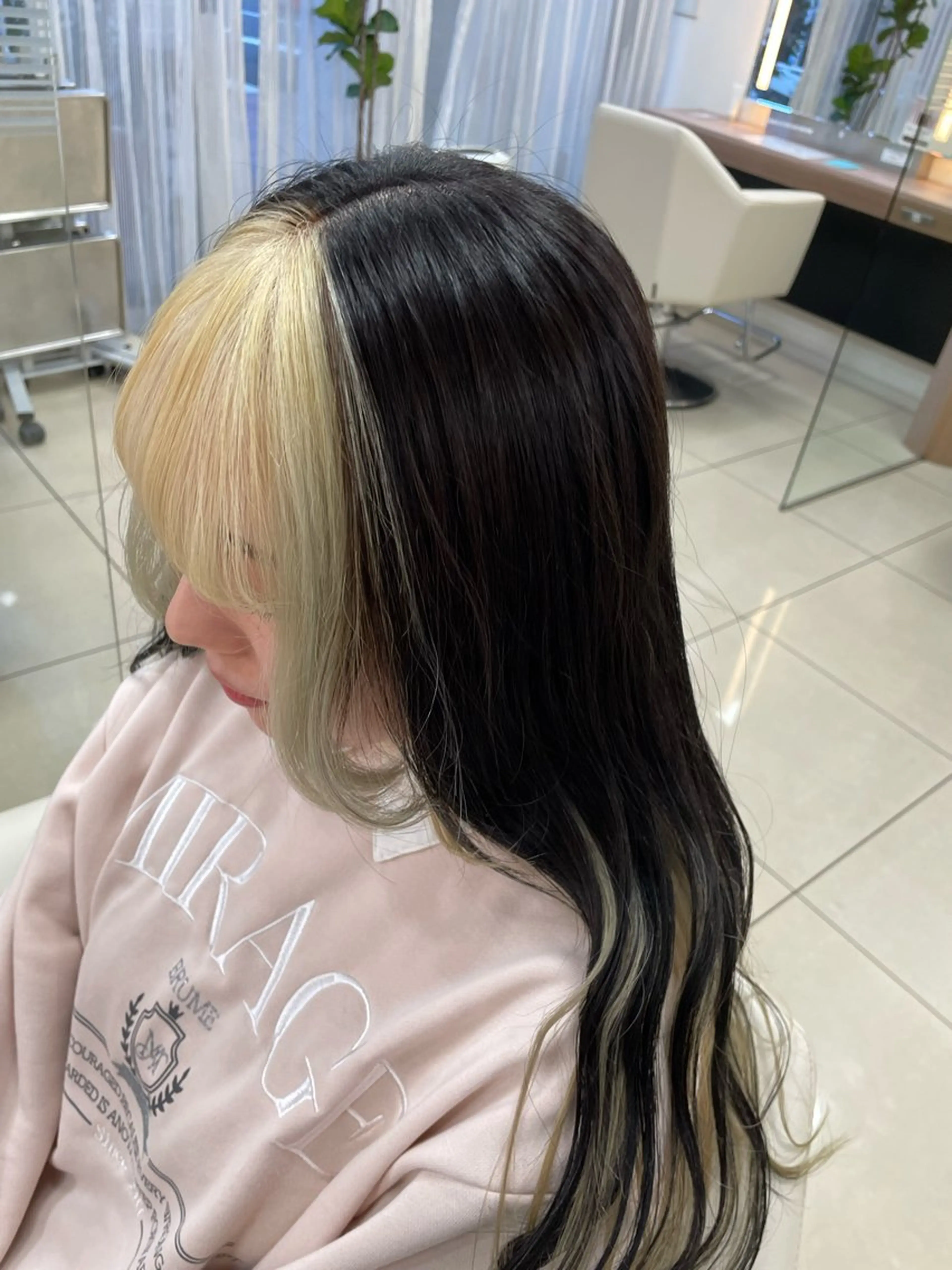 ロング カラー ブロンド ダークグレー ホワイトブロンド ヘアカラー トリートメント ハイトーン/パーソナ ルカラー診断ユキノのヘアスタイル