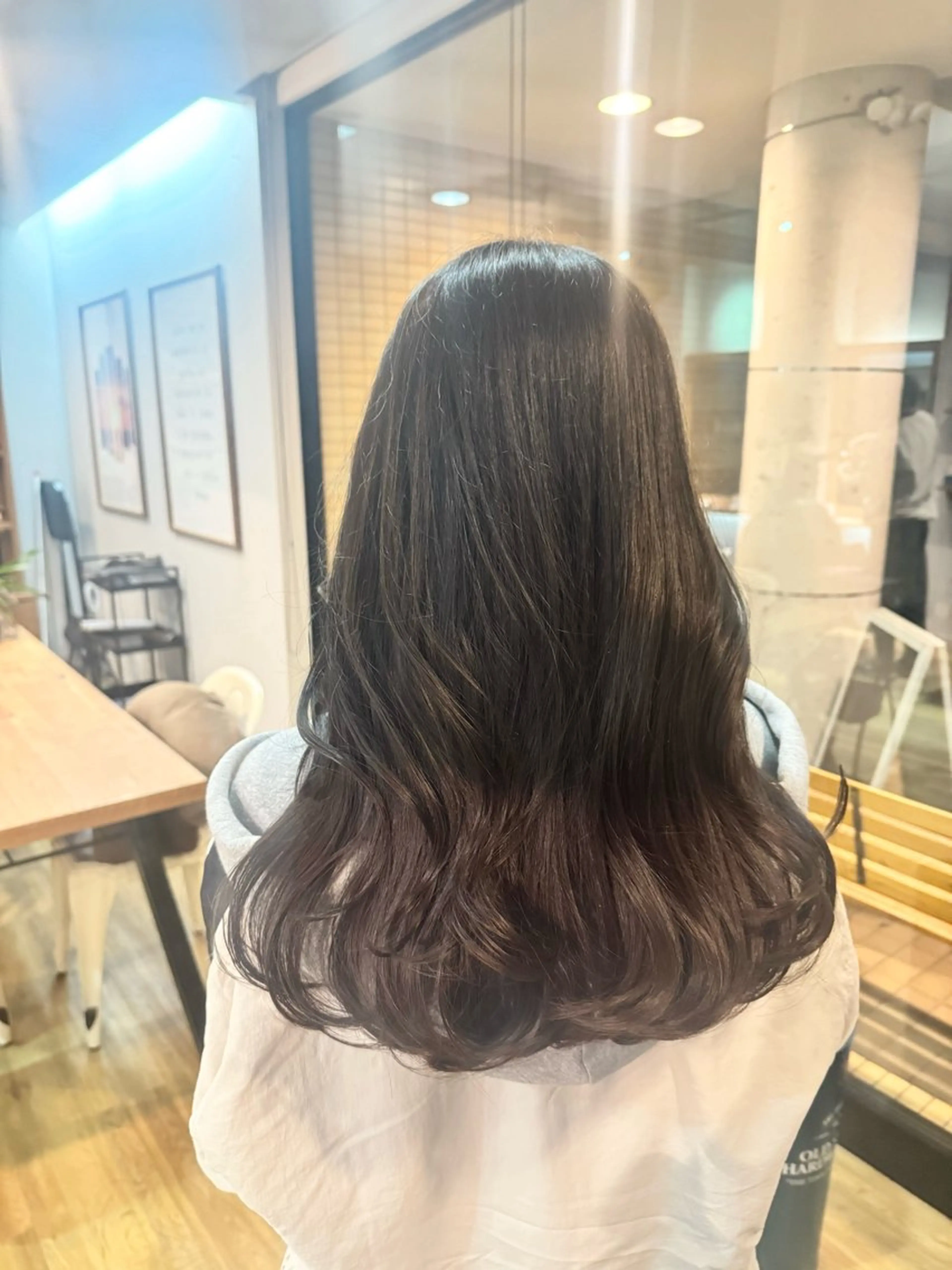 ロング カラー グレージュ カット ヘアカラー トリートメント ツキダテ ユイのヘアスタイル