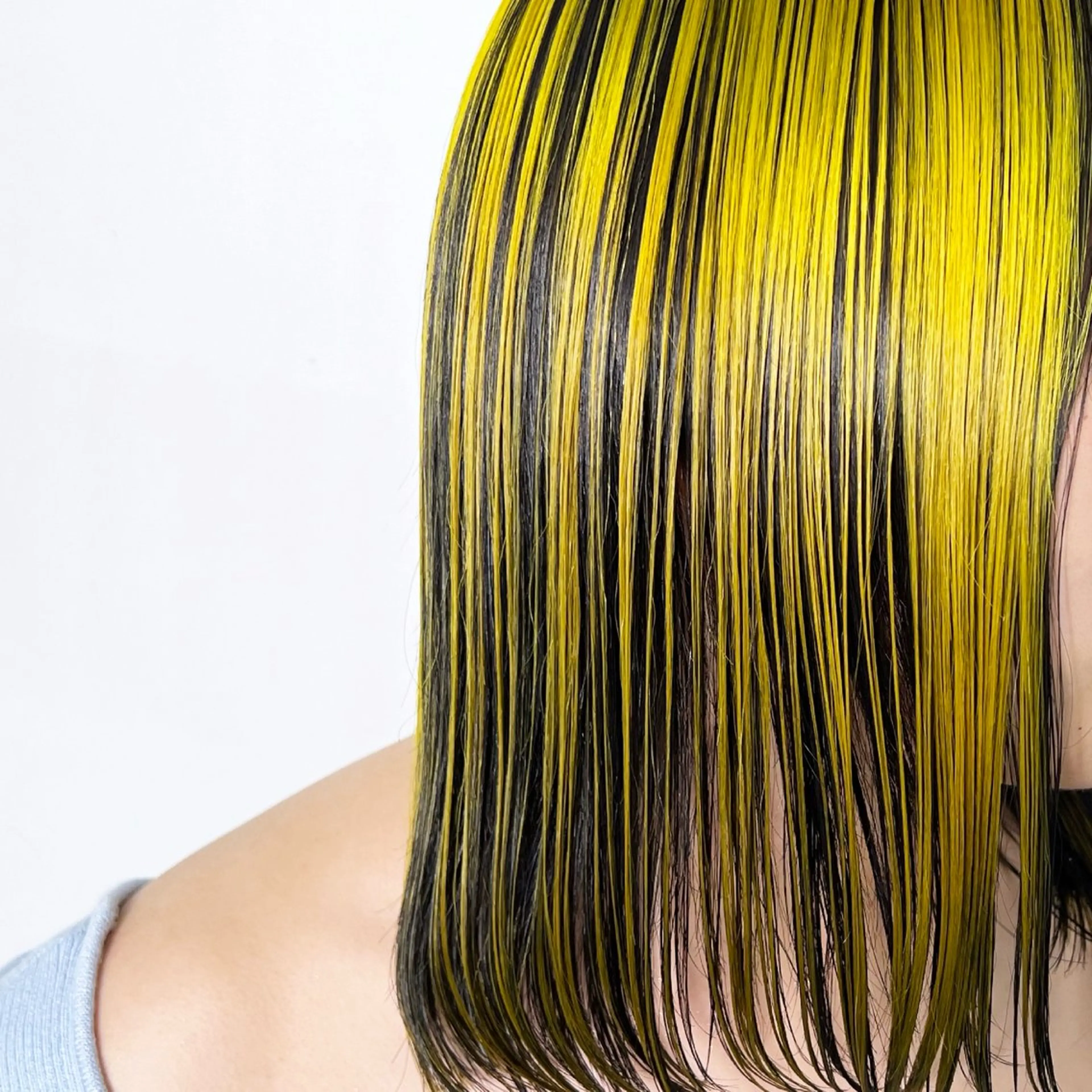 ミディアム カラー ヘアアレンジ 切りっぱなしボブ ミディアムレイヤー ミストバング ブリーチ デザインカラー カット ヘアカラー トリートメント 大橋 拓巳のヘアスタイル