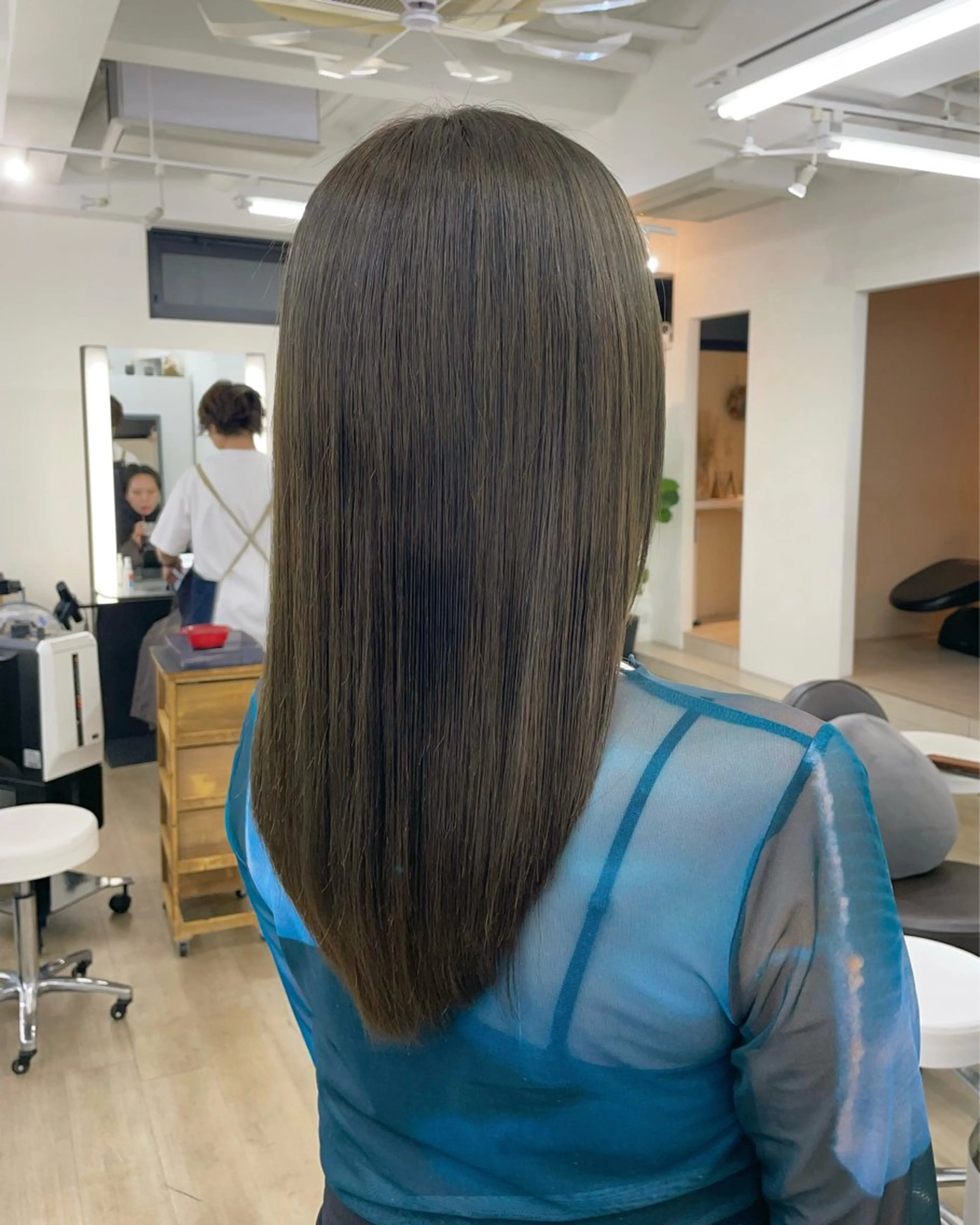 セミロング カラー 透明感カラー イルミナカラー オリーブカラー トリートメント ヘアカラー トリートメント ✨髪質改善✨原宿 えのもと　はなのヘアスタイル