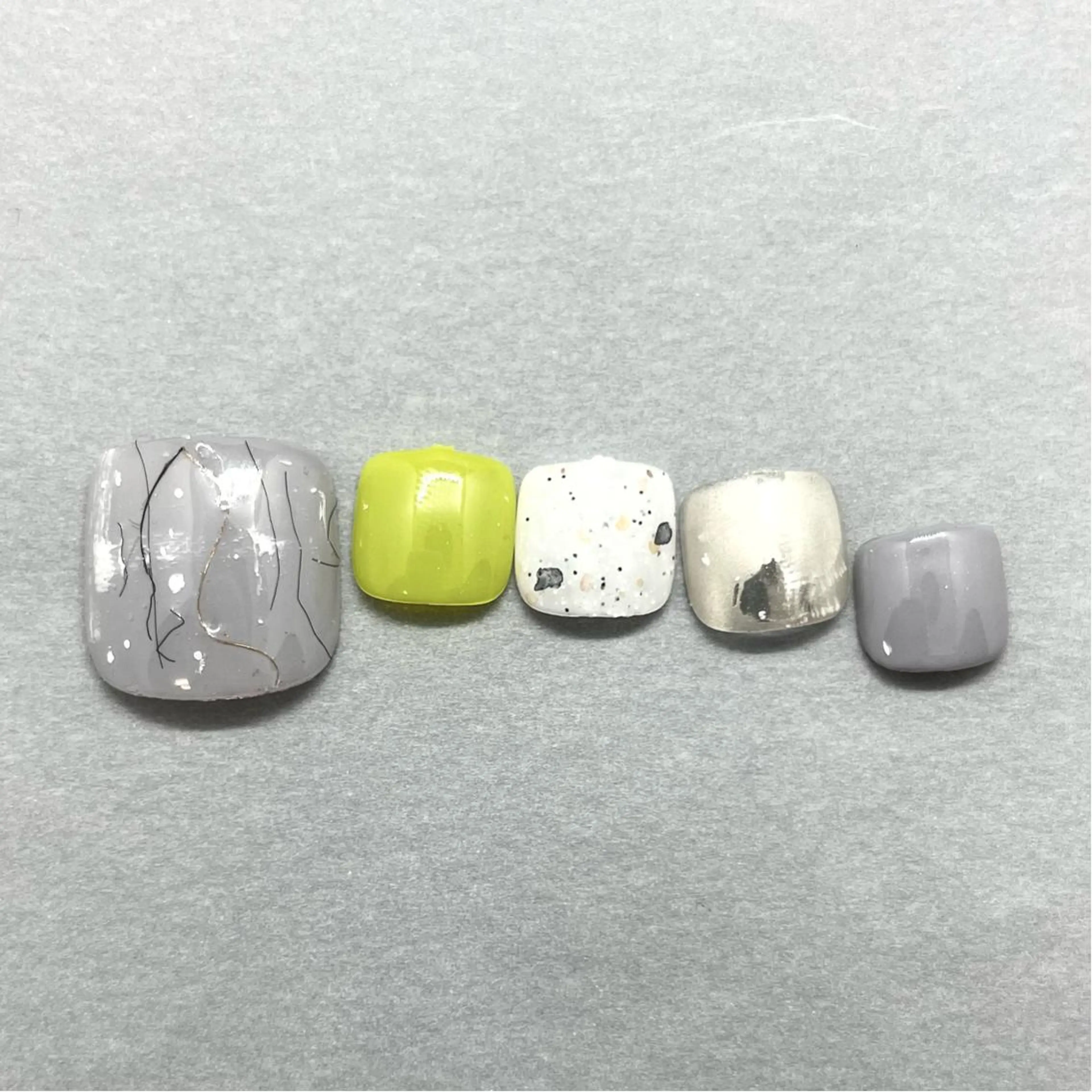 ネイル アートネイル 長さ出し フットネイル マグネットネイル ミラーネイル フットネイル A85G ayakoのネイルデザイン