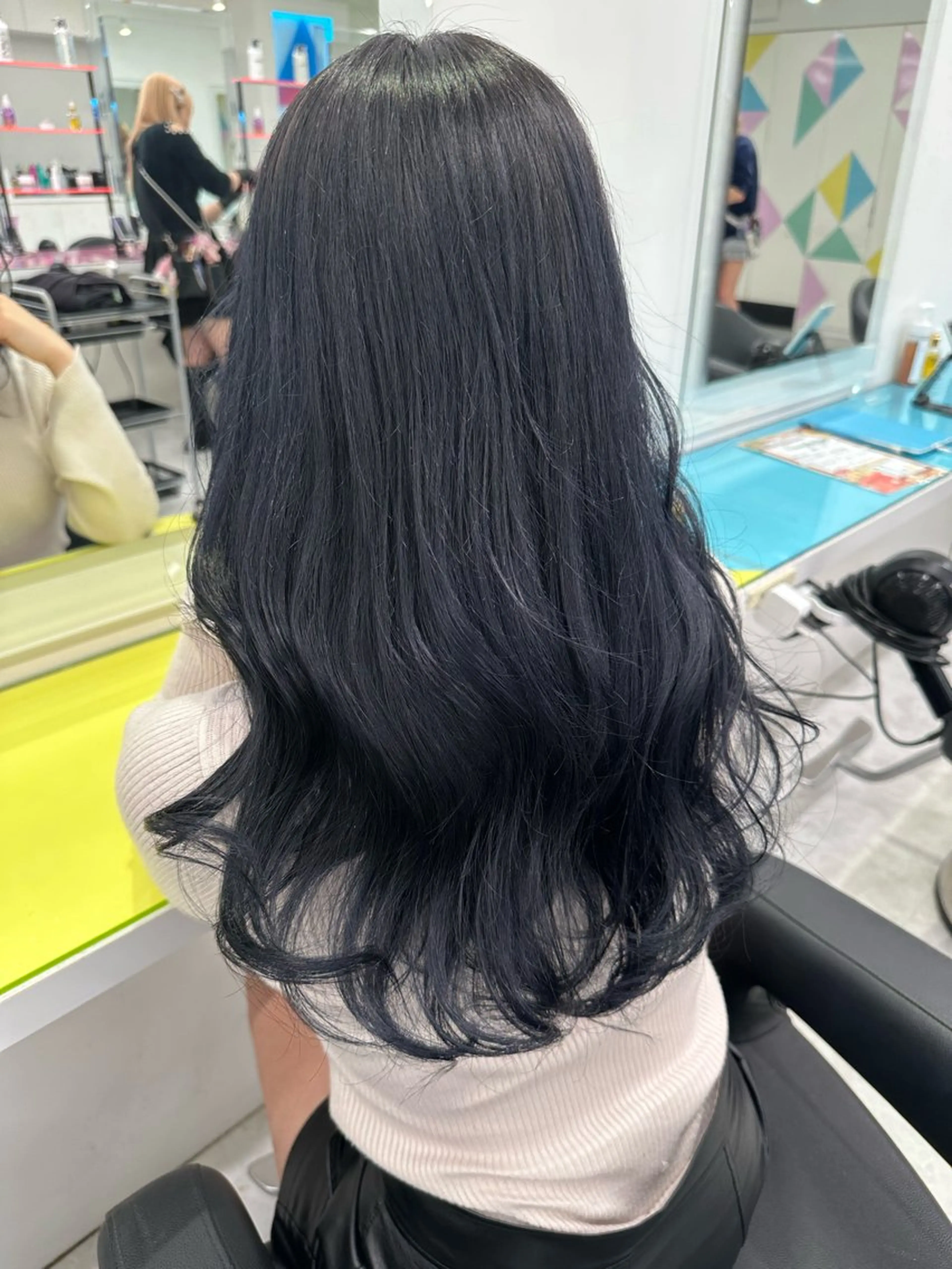 セミロング カラー 黒髪 ブルーカラー ブルーブラック ヘアカラー トリートメント 🩵ダメージレス艶感 ハイトーン🩷のヘアスタイル