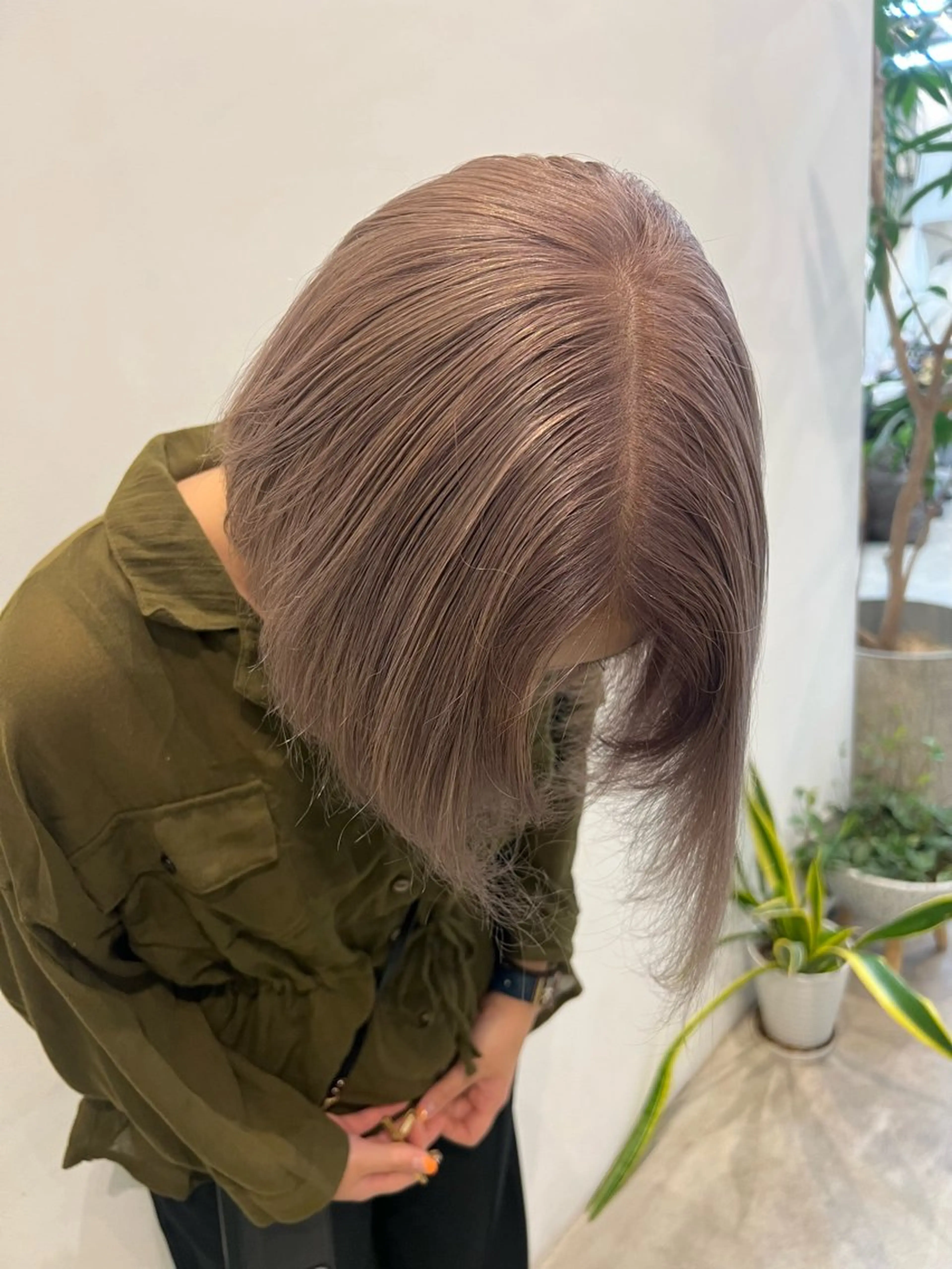 ミディアム カラー ブリーチ グレージュ ラベンダーカラー ラベンダーグレージュ ラベンダーグレー ヘアカラー 吉川 陽菜のヘアスタイル