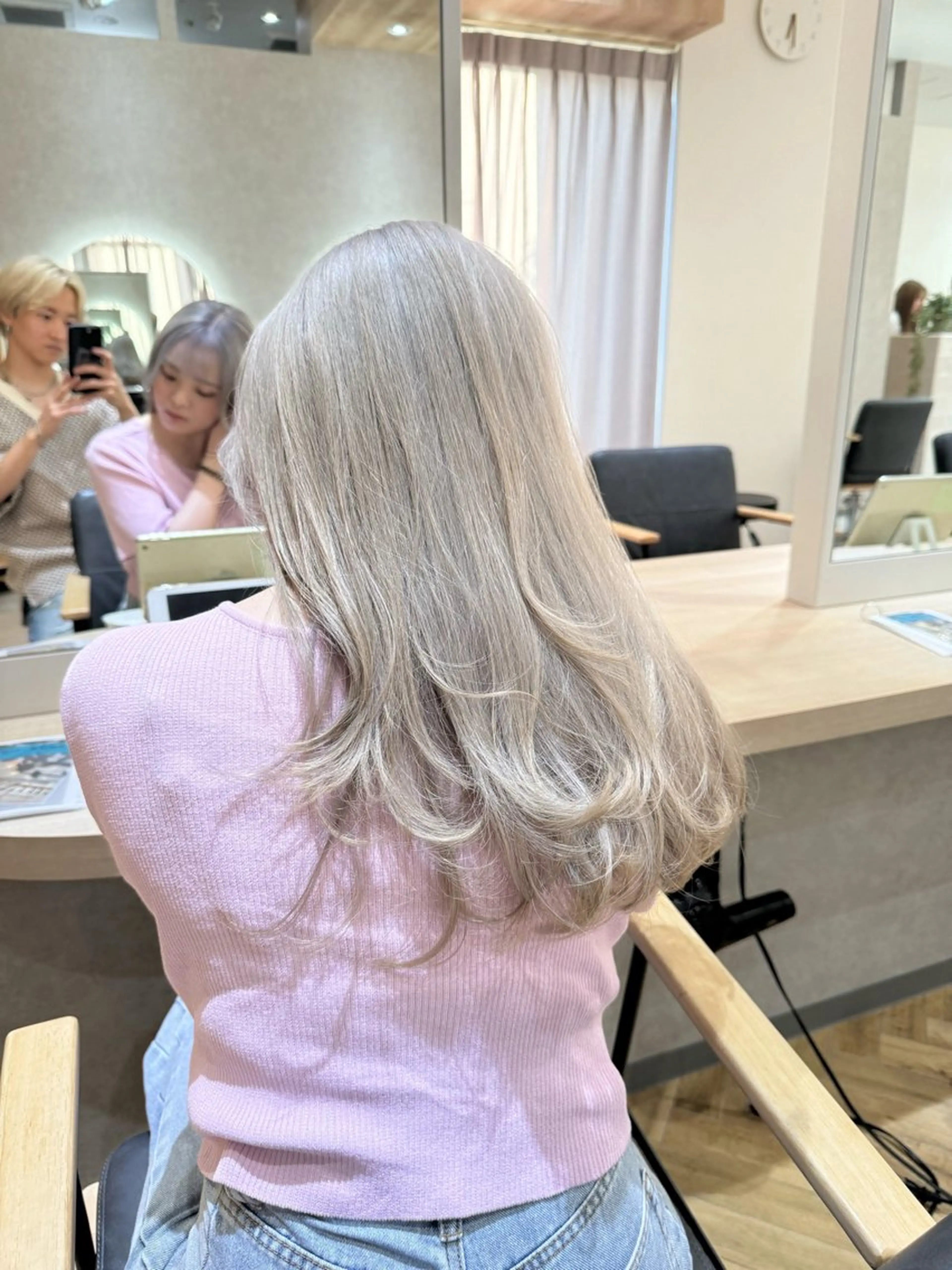 ロング カラー ベージュカラー ブリーチ ハイトーンカラー ホワイトベージュ ヘアカラー 透け 艶感カラー 顔周り 齊木 勇人のヘアスタイル