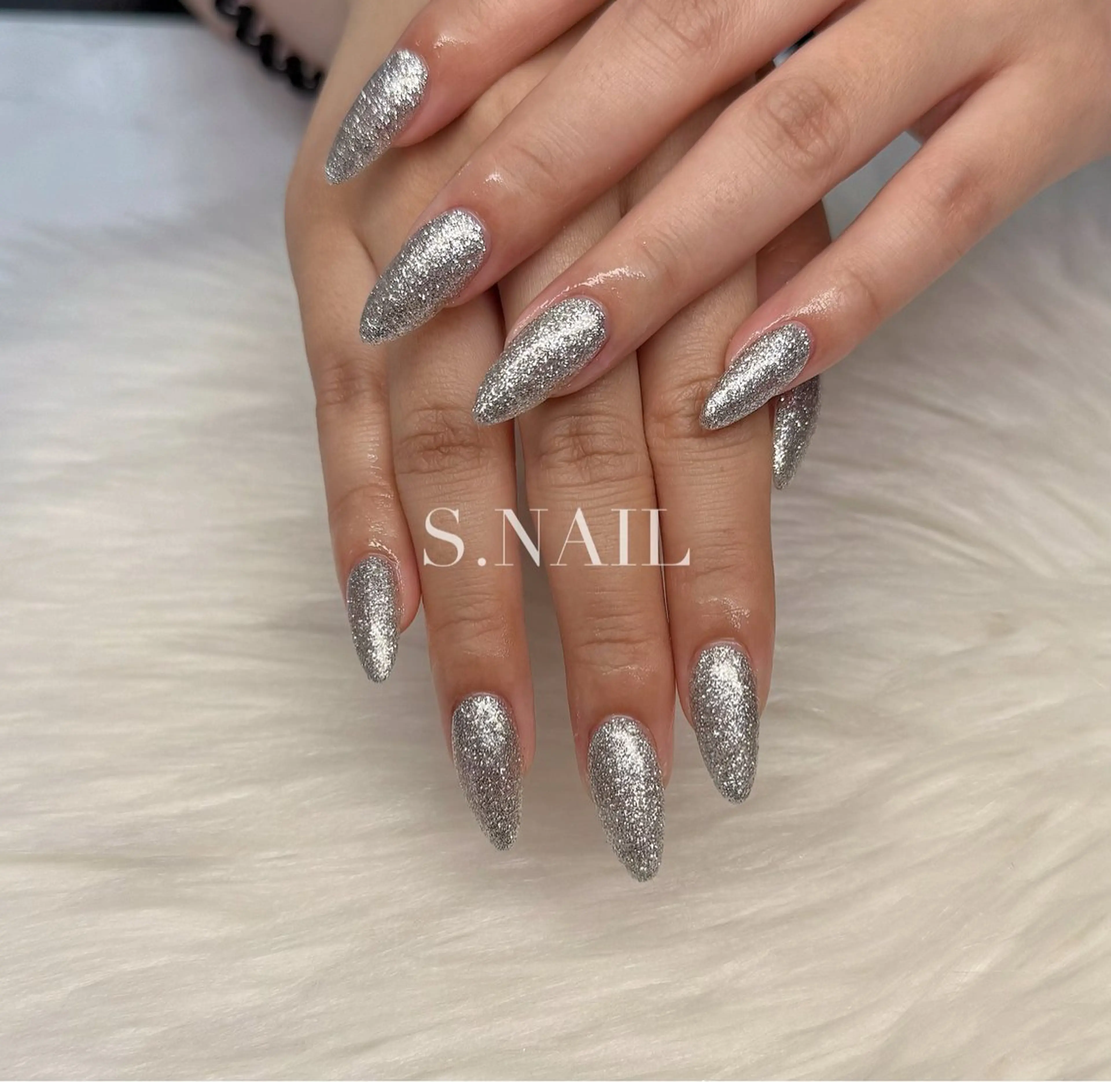 ネイル ラメ(グリッター) ワンカラーネイル シルバー ハンドネイル S♡NAIL所属・S.NAIL Suuのネイルデザイン