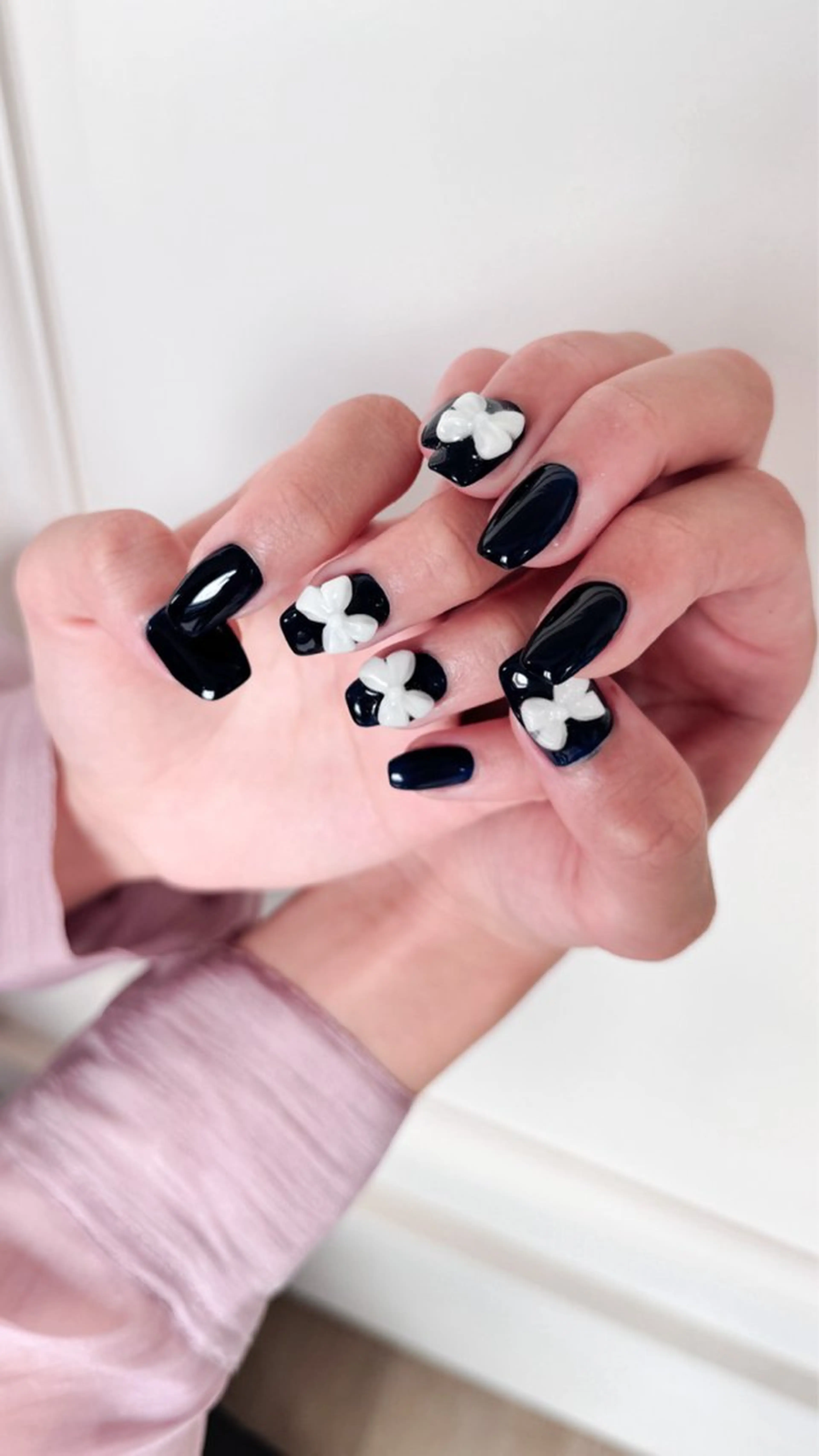 ネイル ネイビー ワンカラーネイル リボン ホワイト nail salon neige所属・ジェムネイル Risa.のネイルデザイン