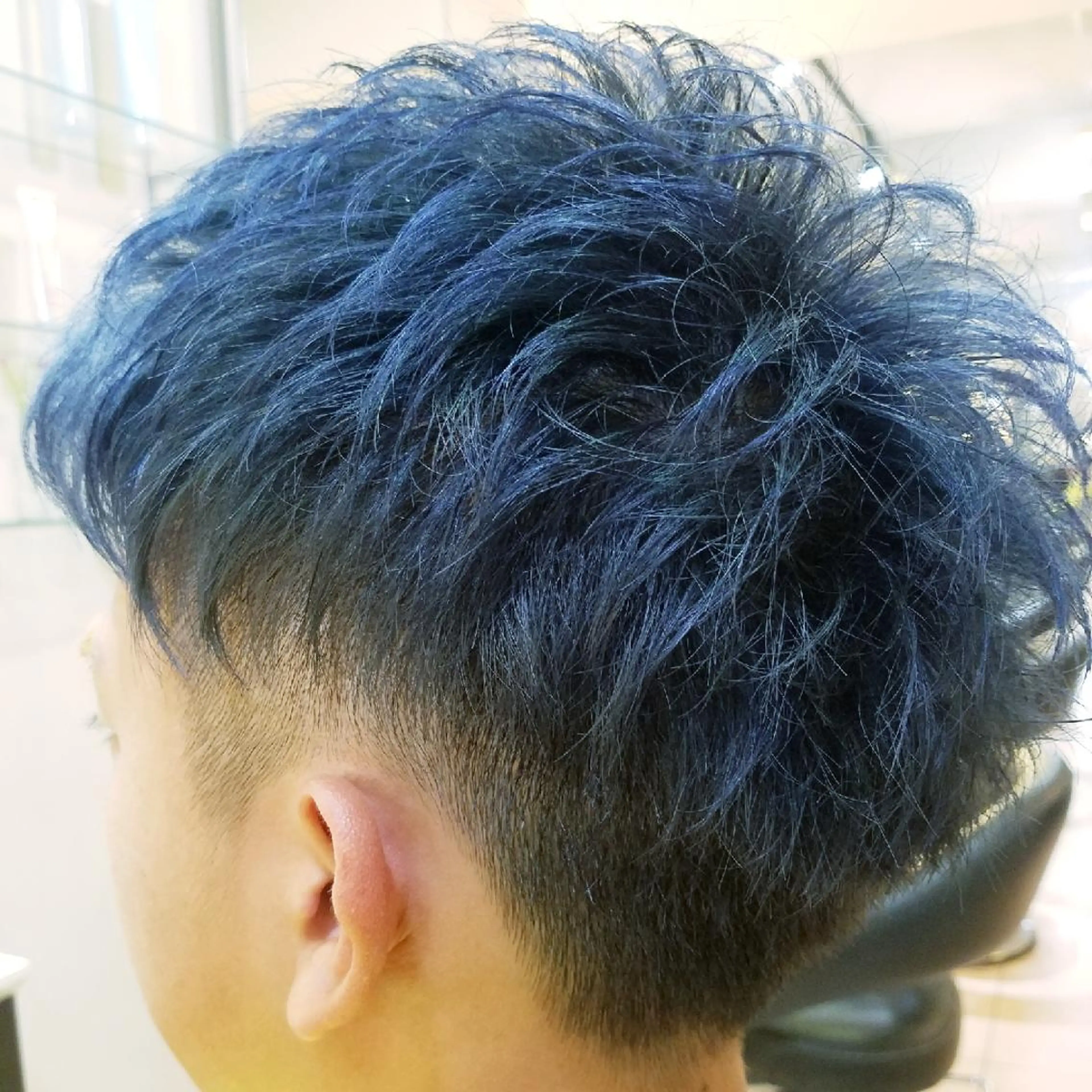 ショート カラー メンズ メンズブリーチ アッシュ ブリーチ ブルーカラー ブルーアッシュ ヘアカラー To-kai所属・内村 純也のヘアスタイル
