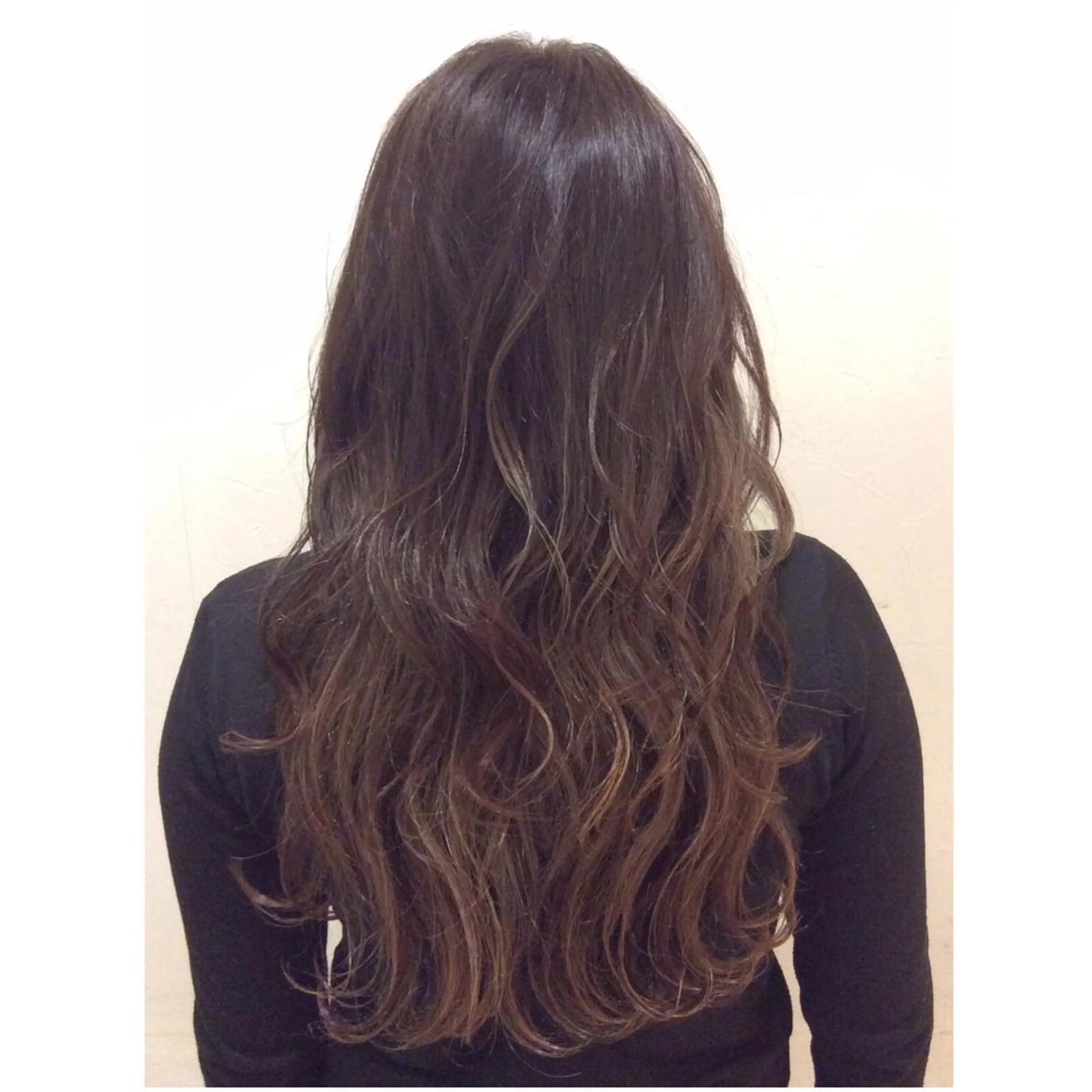 ミディアム セミロング ロング カラー アッシュ TOMOYAレイヤー ブリーチ縮毛矯正のヘアスタイル