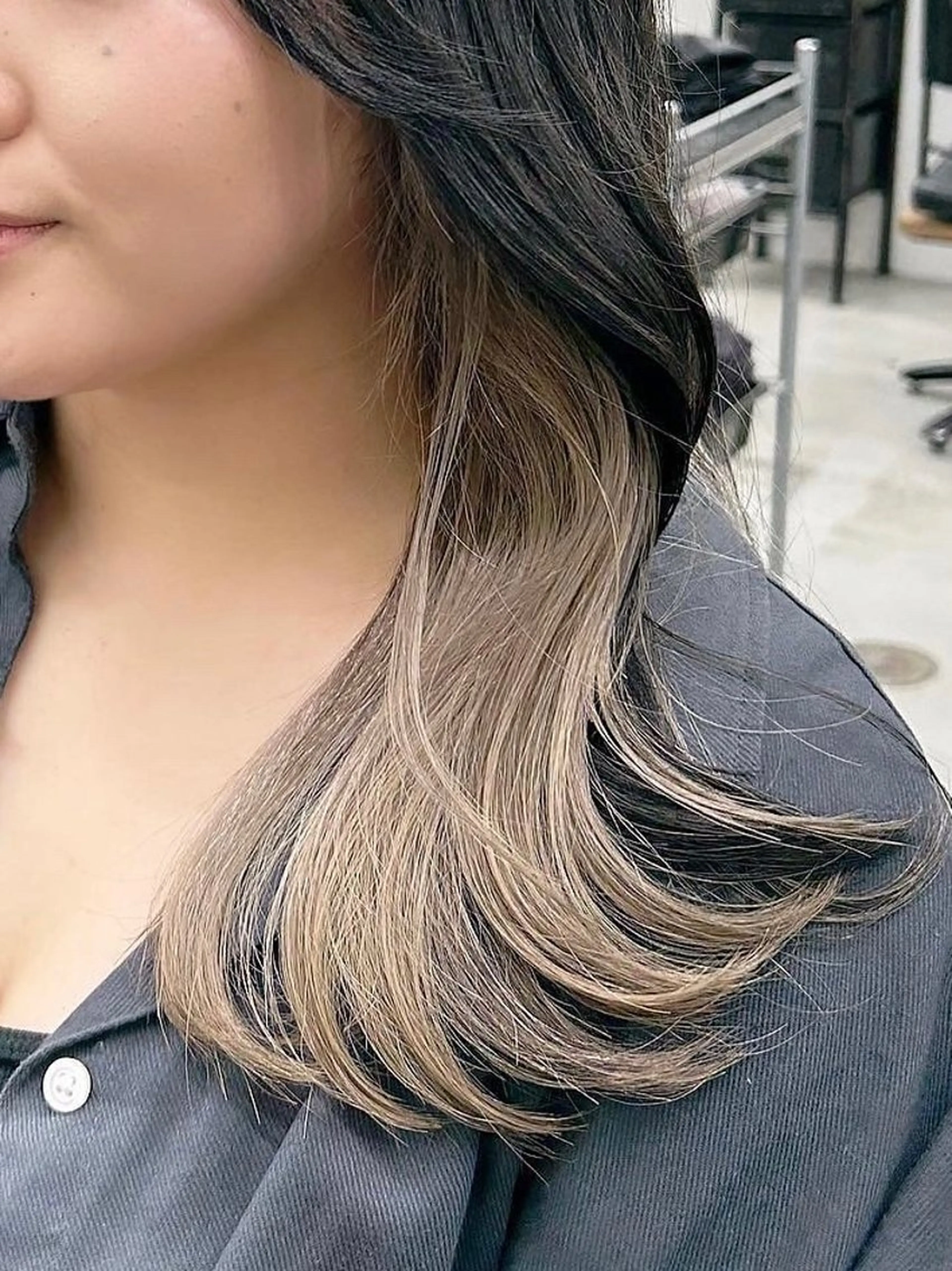 ミディアム カラー ベージュカラー ブリーチ イヤリングカラー インナーカラー ホワイトベージュ RYOSUKE ハイトーンのヘアスタイル