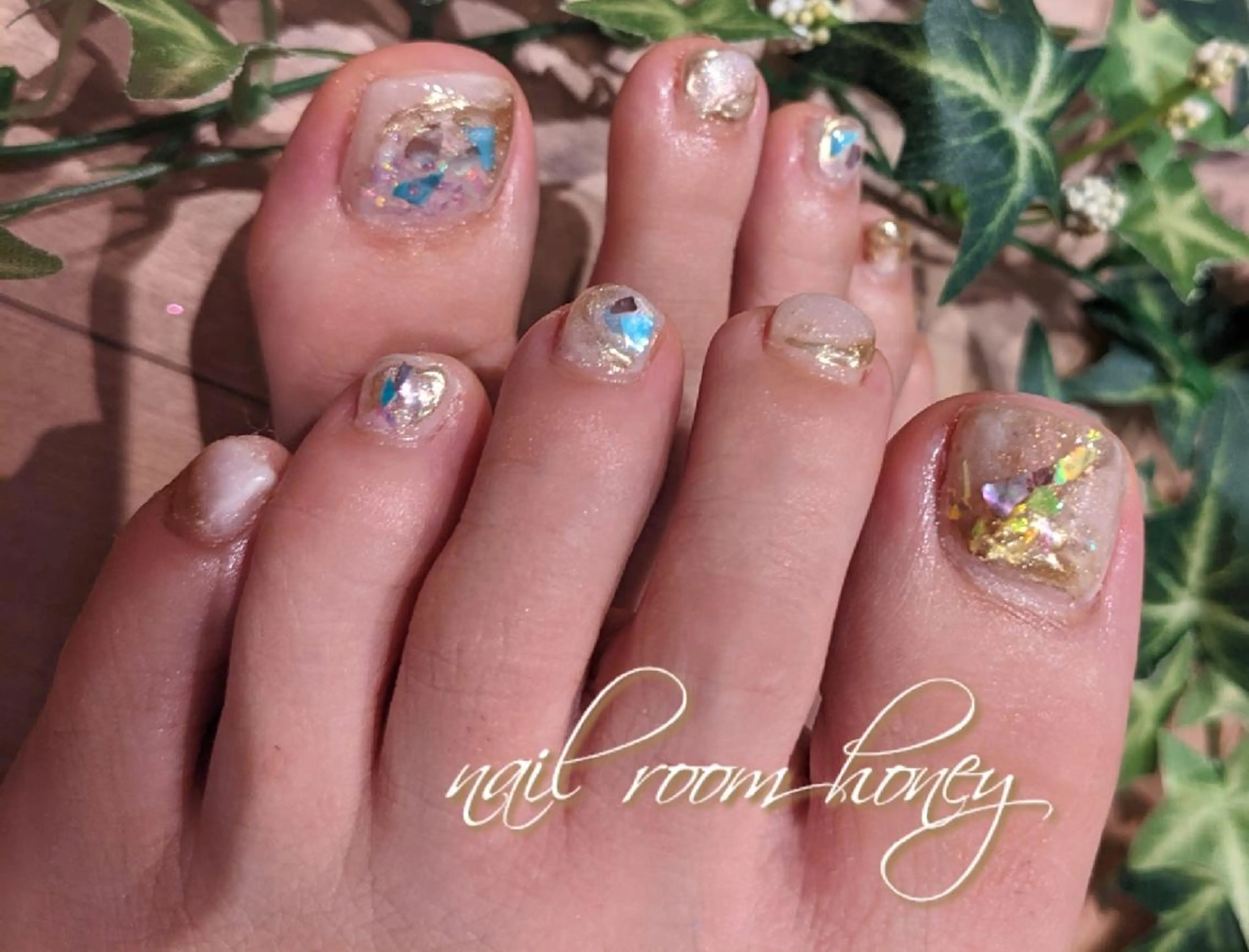 ネイル フットネイル キラキラネイル ミラーネイル 夏ネイル ホワイト nail room  honeyのネイルデザイン