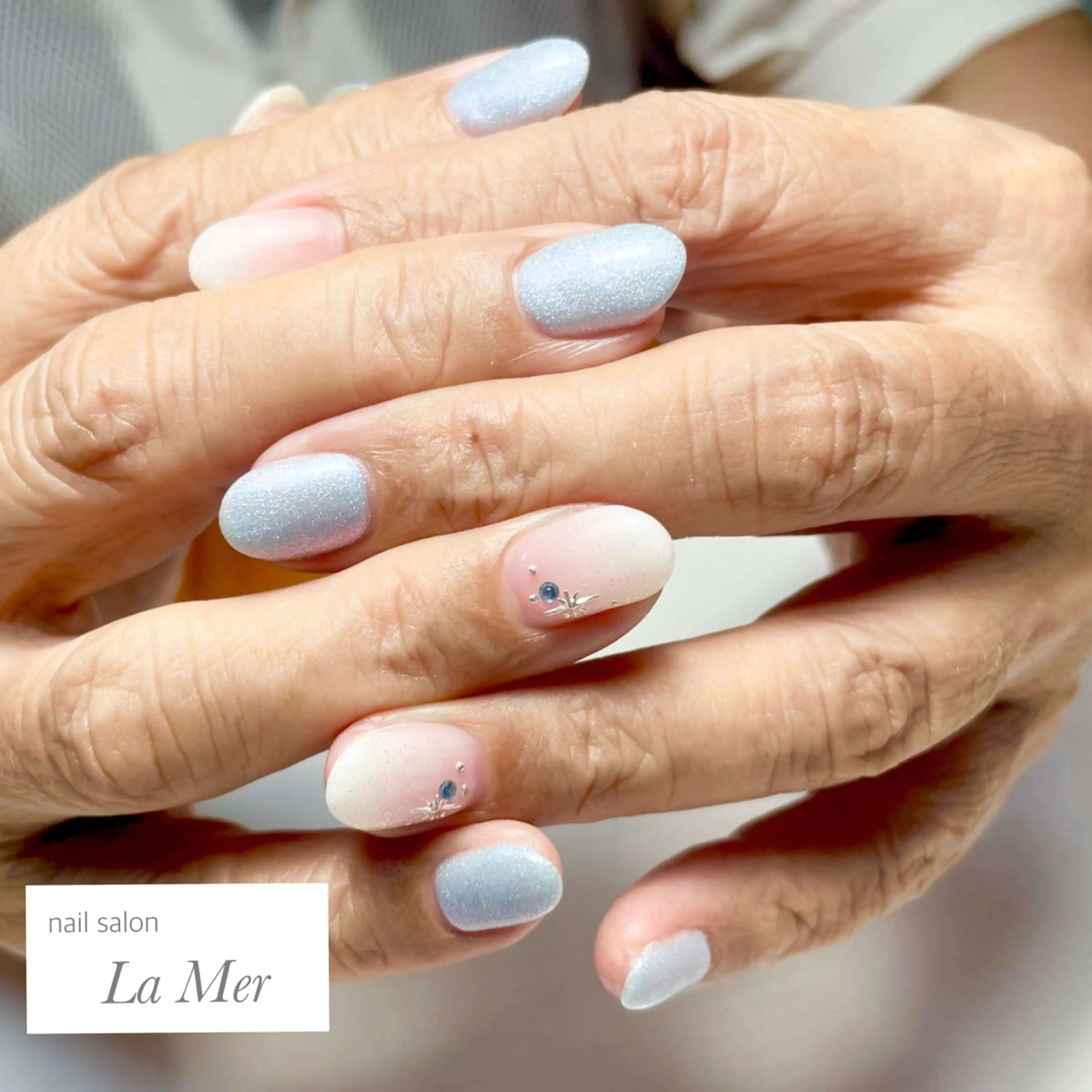 ネイル ブルー グラデーション ラメ(グリッター) ラメグラデーション マグネットネイル ハンドネイル nailsalon La Merのネイルデザイン