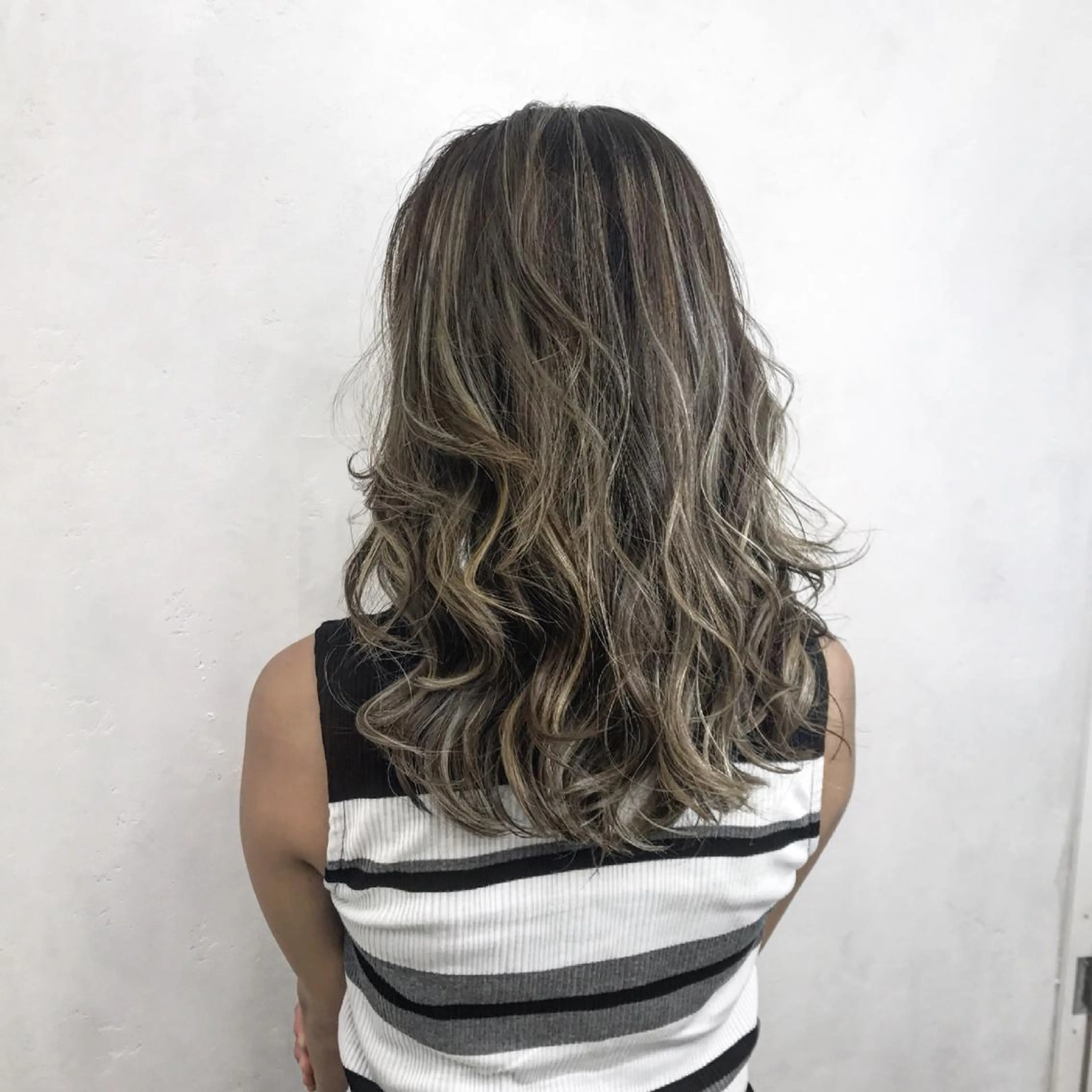 ロング カラー グレージュ ハイライトカラー ハイライト ヘアカラー TATSUYA アートディレクターのヘアスタイル