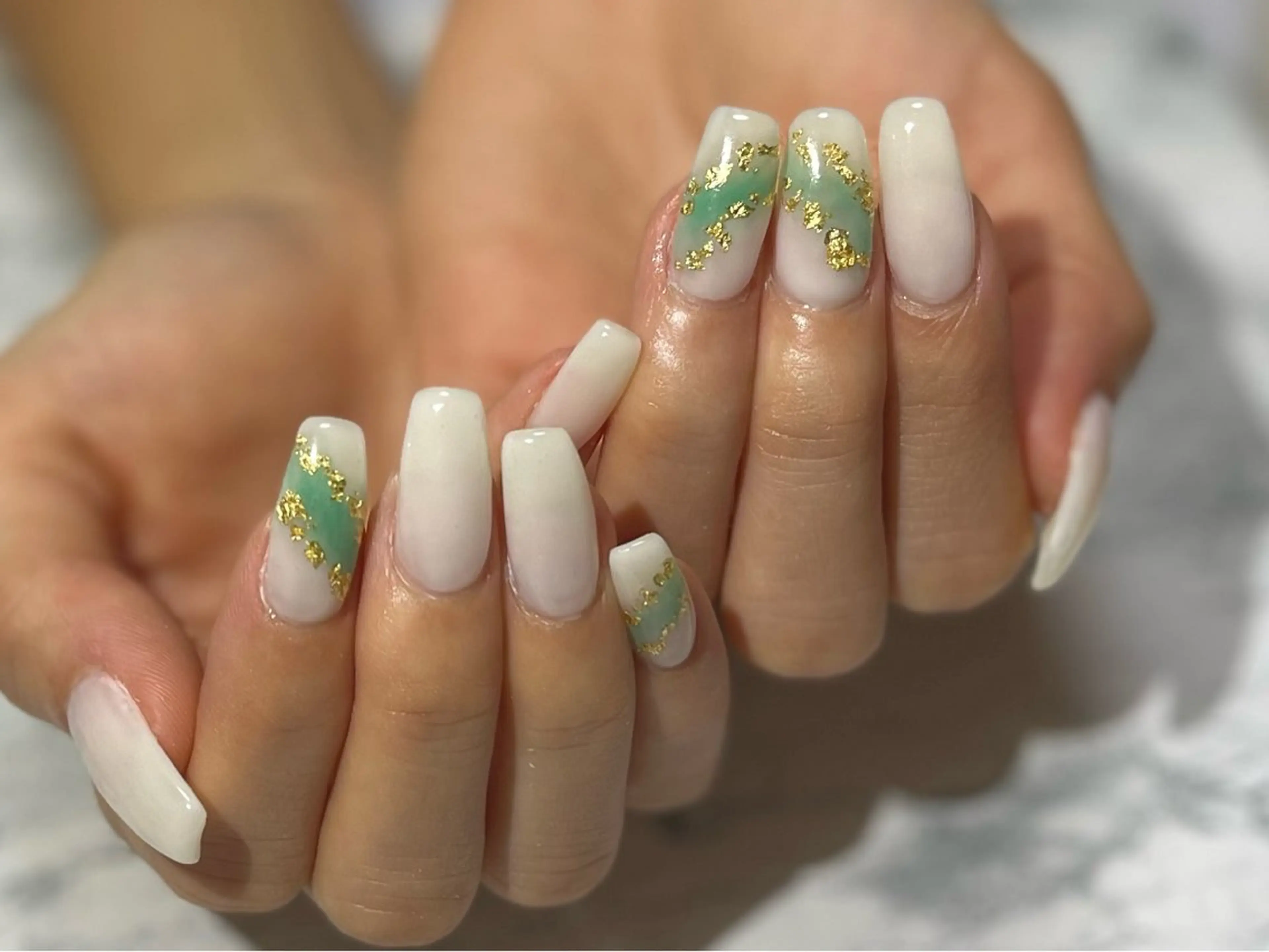 ネイル フットネイル ニュアンスネイル シンプルネイル ホワイト 冬ネイル ハンドネイル ネイル フフラ所属・nail fufla ♡yamane♡のネイルデザイン