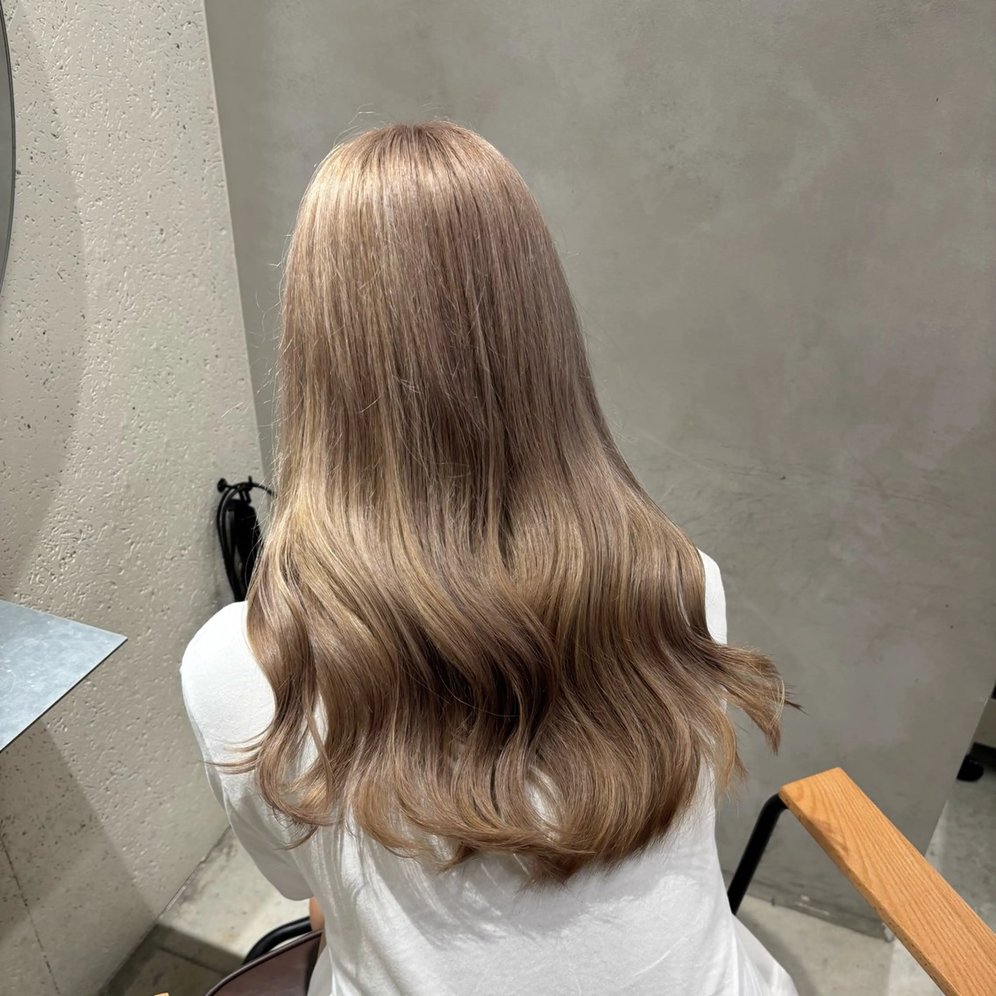 ロング カラー ベージュカラー ブリーチ ミルクティーベージュ ヘアカラー トリートメント ヘッドスパ ヘアセット オカベ ショウマのヘアスタイル