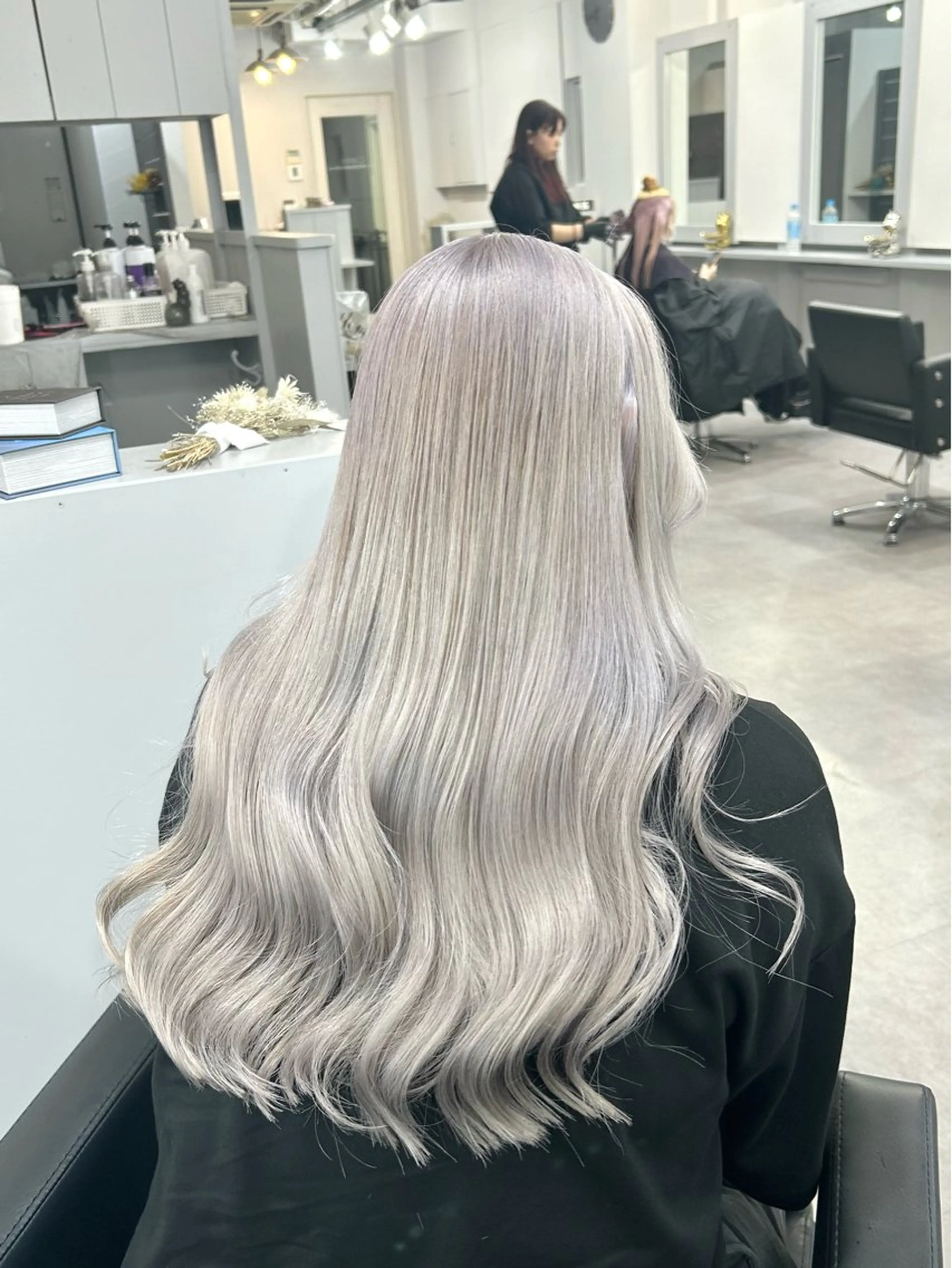 ロング カラー シルバー ホワイトシルバー ヘアカラー エクステ Cielro【 シェイロ 】所属・Cielro/ダブル カラー/西田咲希のヘアスタイル