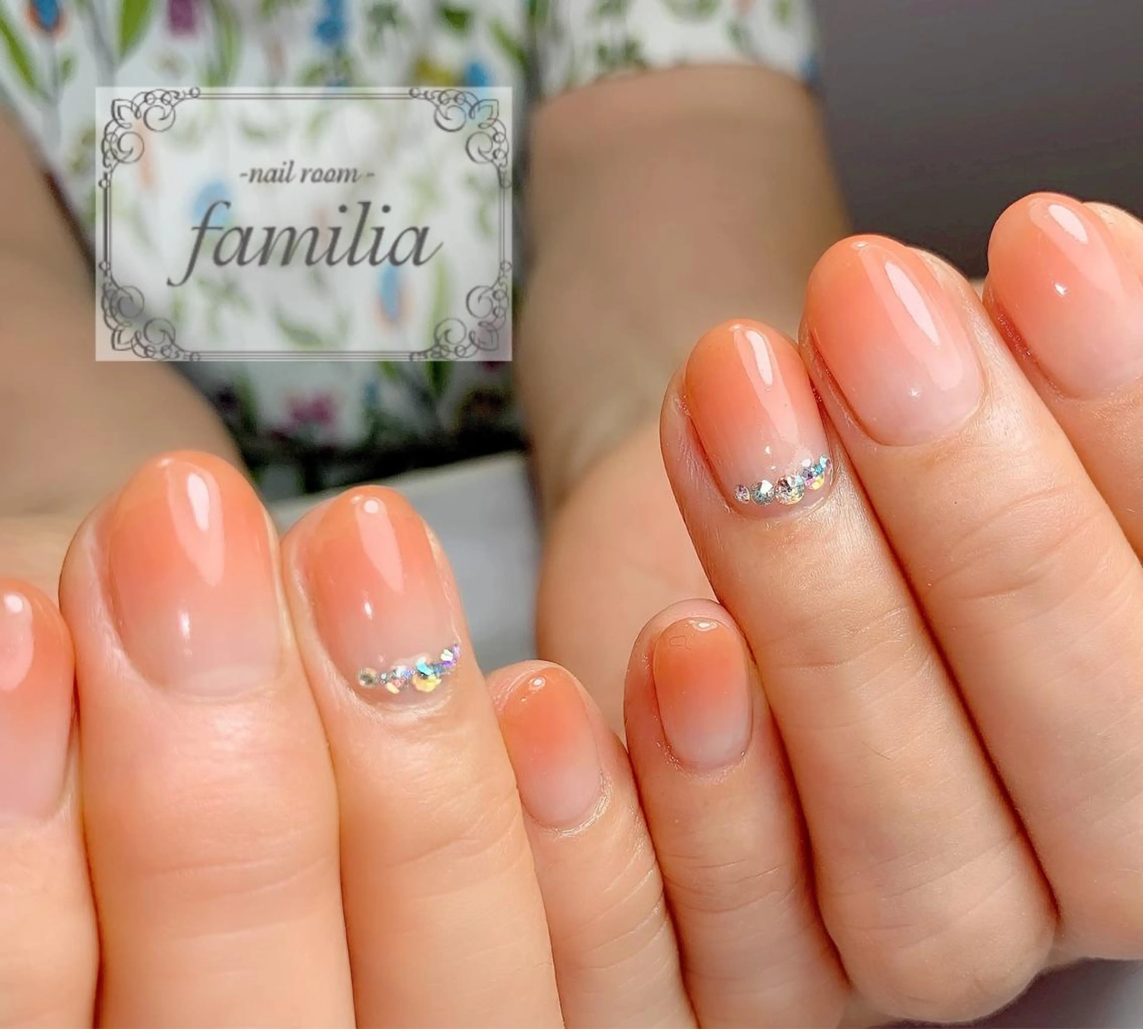 ネイル グラデーション ストーンネイル ハンドネイル -nailroom- familiaのネイルデザイン