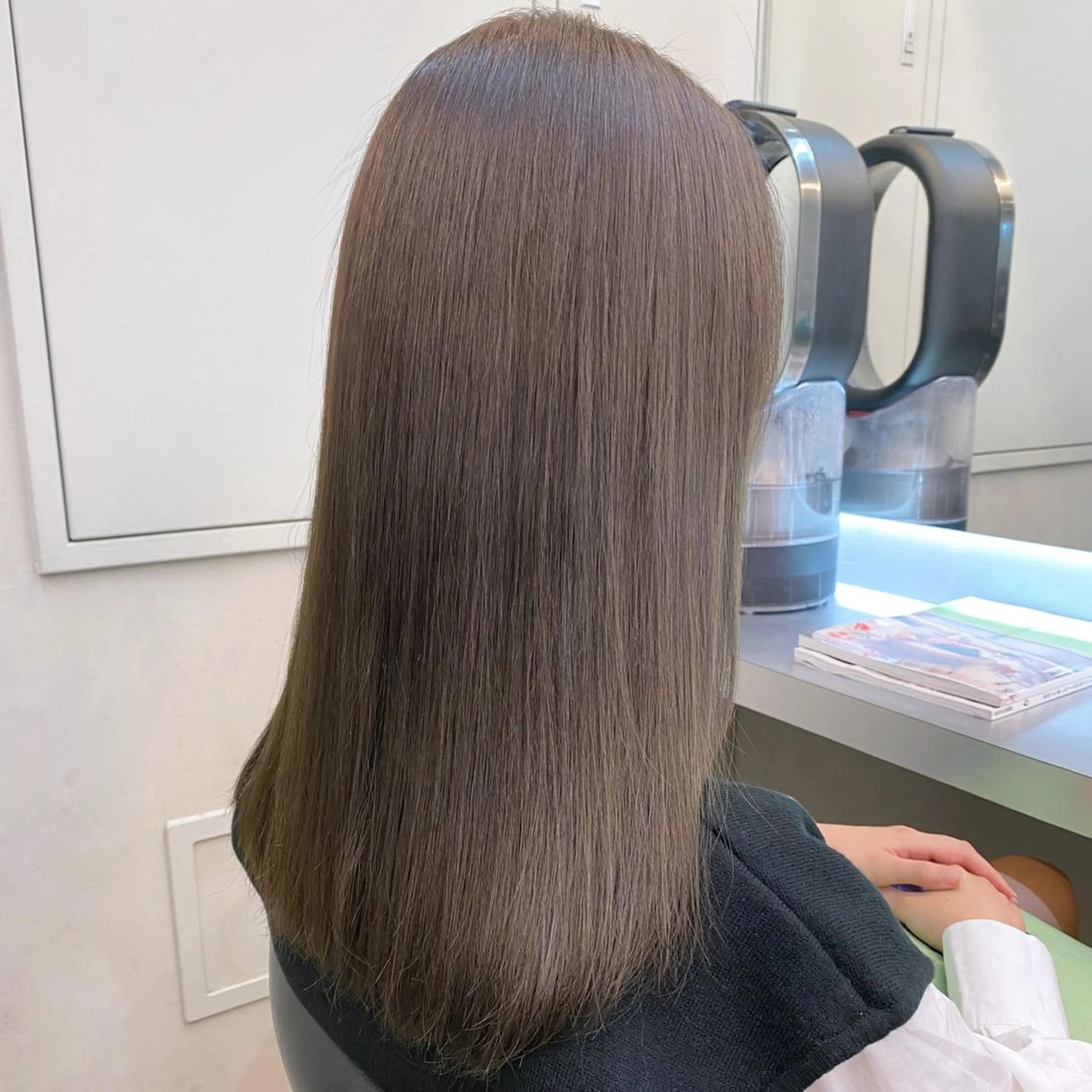 セミロング カラー 岡野 静華のヘアスタイル