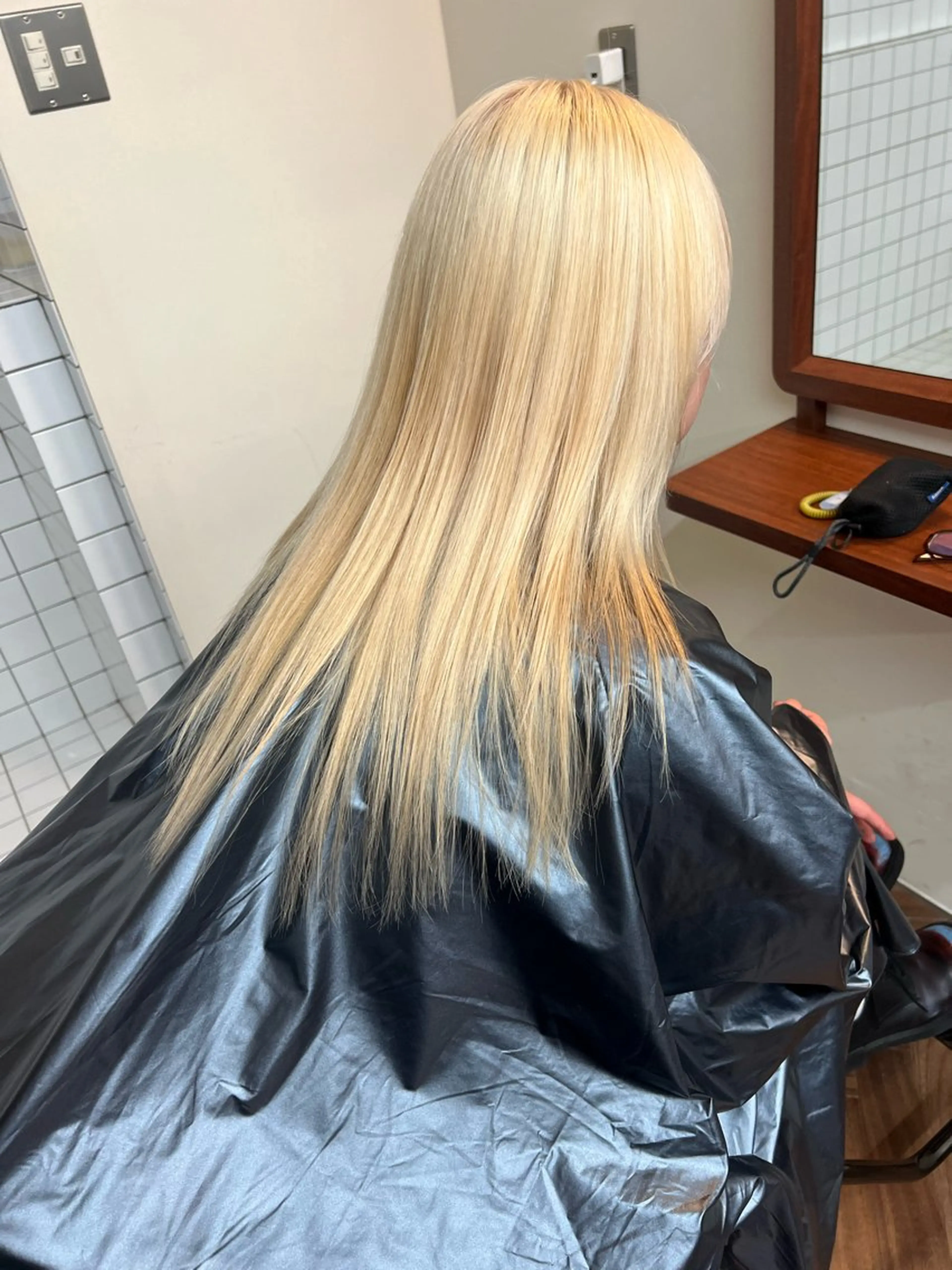 ミディアム カラー アッシュ アッシュブラウン ブリーチ ブラウンカラー ケアブリーチ カット ヘアカラー トリートメント ニュアンスレイヤー ハイトーンカラーのヘアスタイル