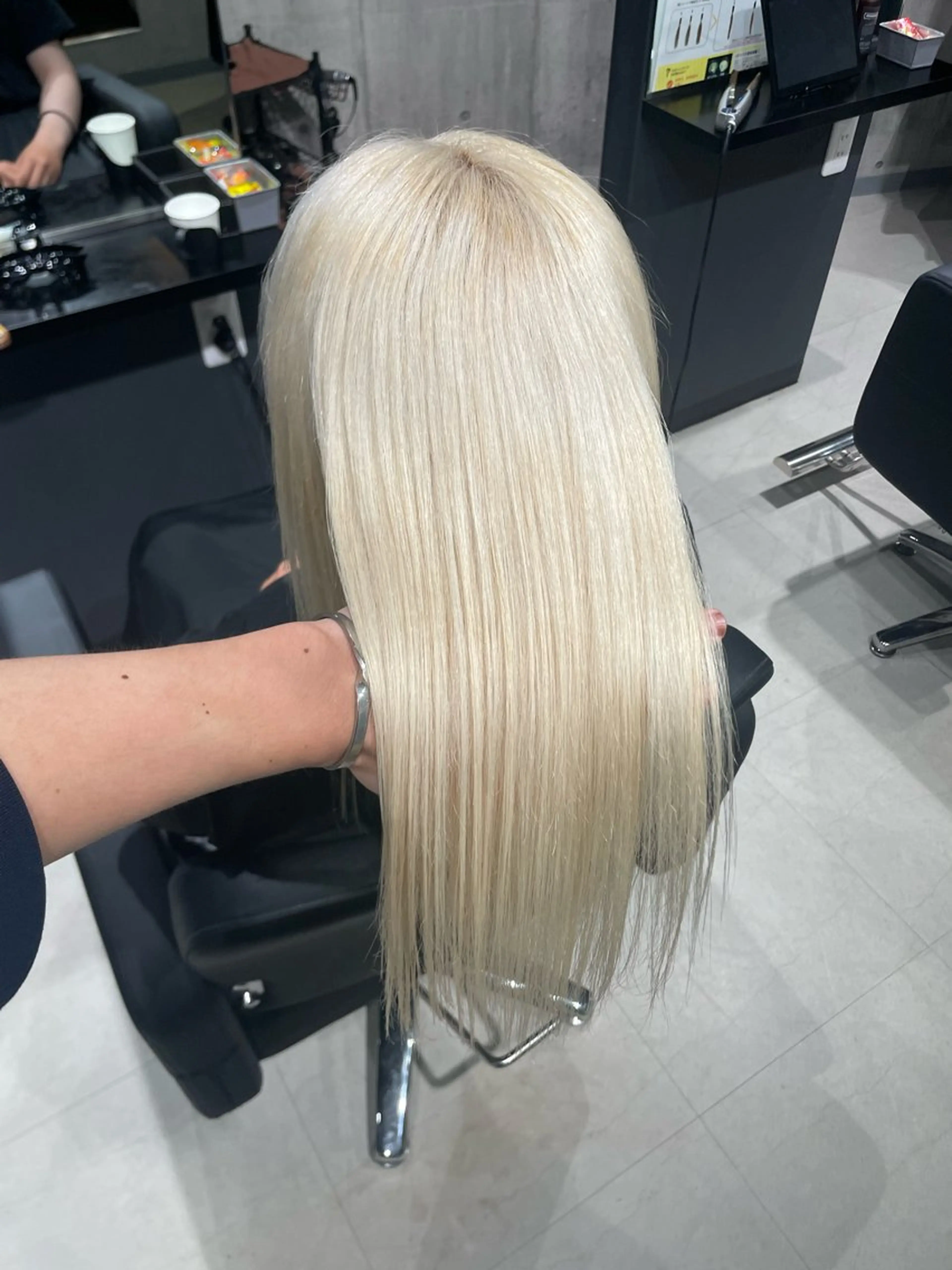 ロング カラー ブロンド ホワイトブロンド ヘアカラー _White ／Hiroのヘアスタイル