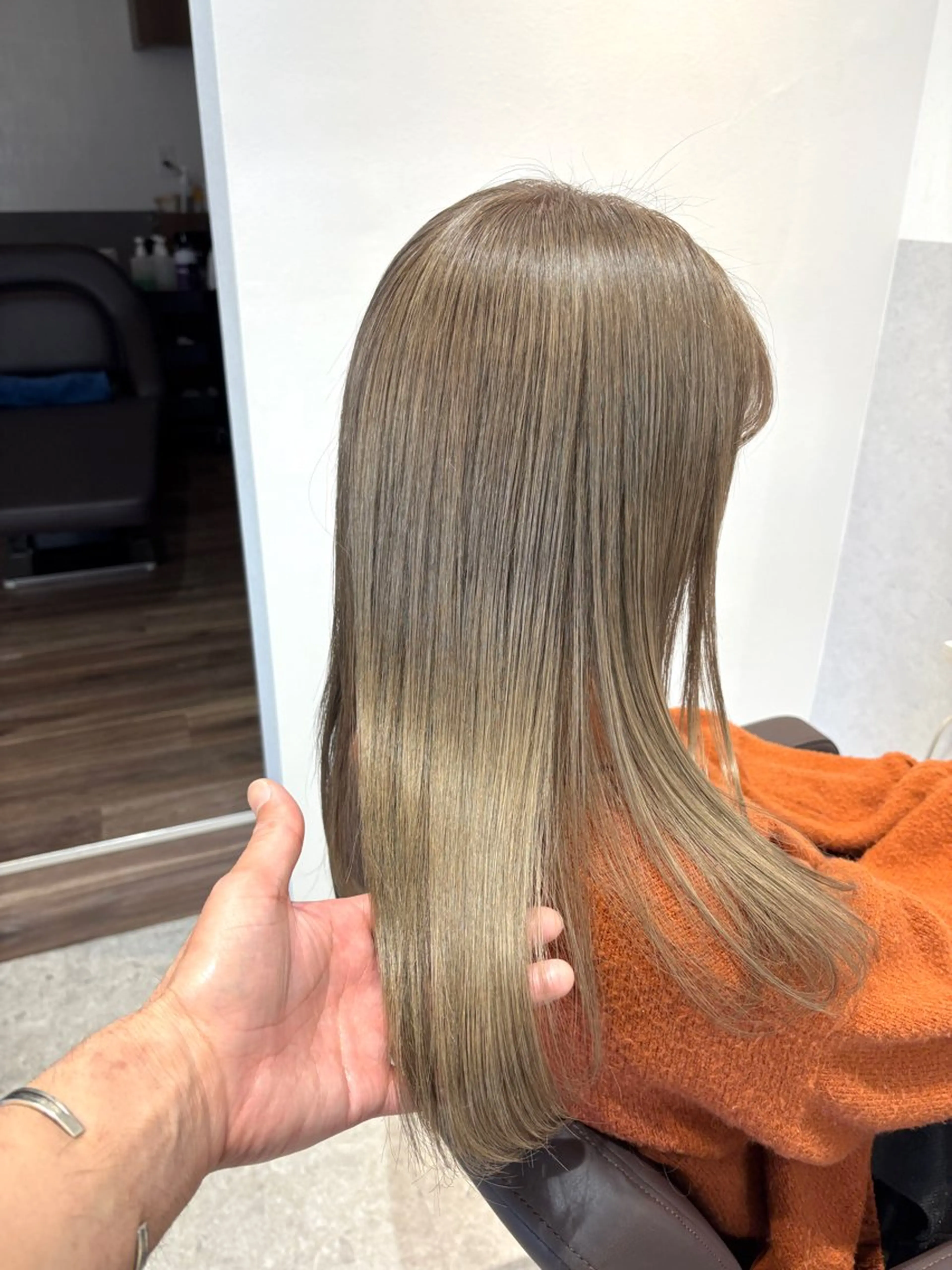 ロング カラー ベージュカラー ブリーチ ミルクティーベージュ ヘアカラー Coup所属・Coup   滝田 聡のヘアスタイル