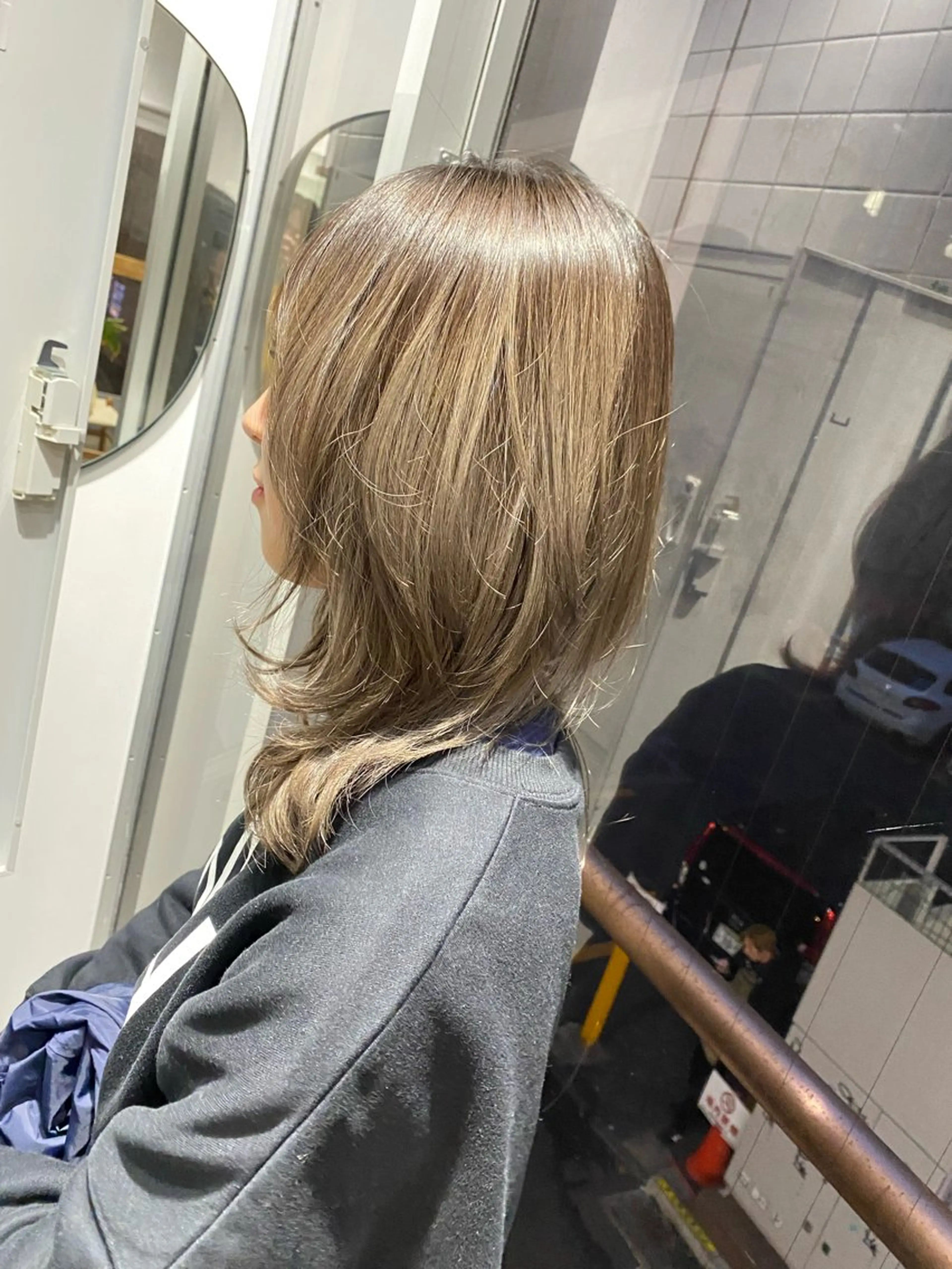 ミディアム カラー グレージュ ミルクティーグレージュ ウルフカット SALOWIN新宿三丁目【サロウィン】所属・レイヤー/ハッシュ /透明感カラー/青木のヘアスタイル