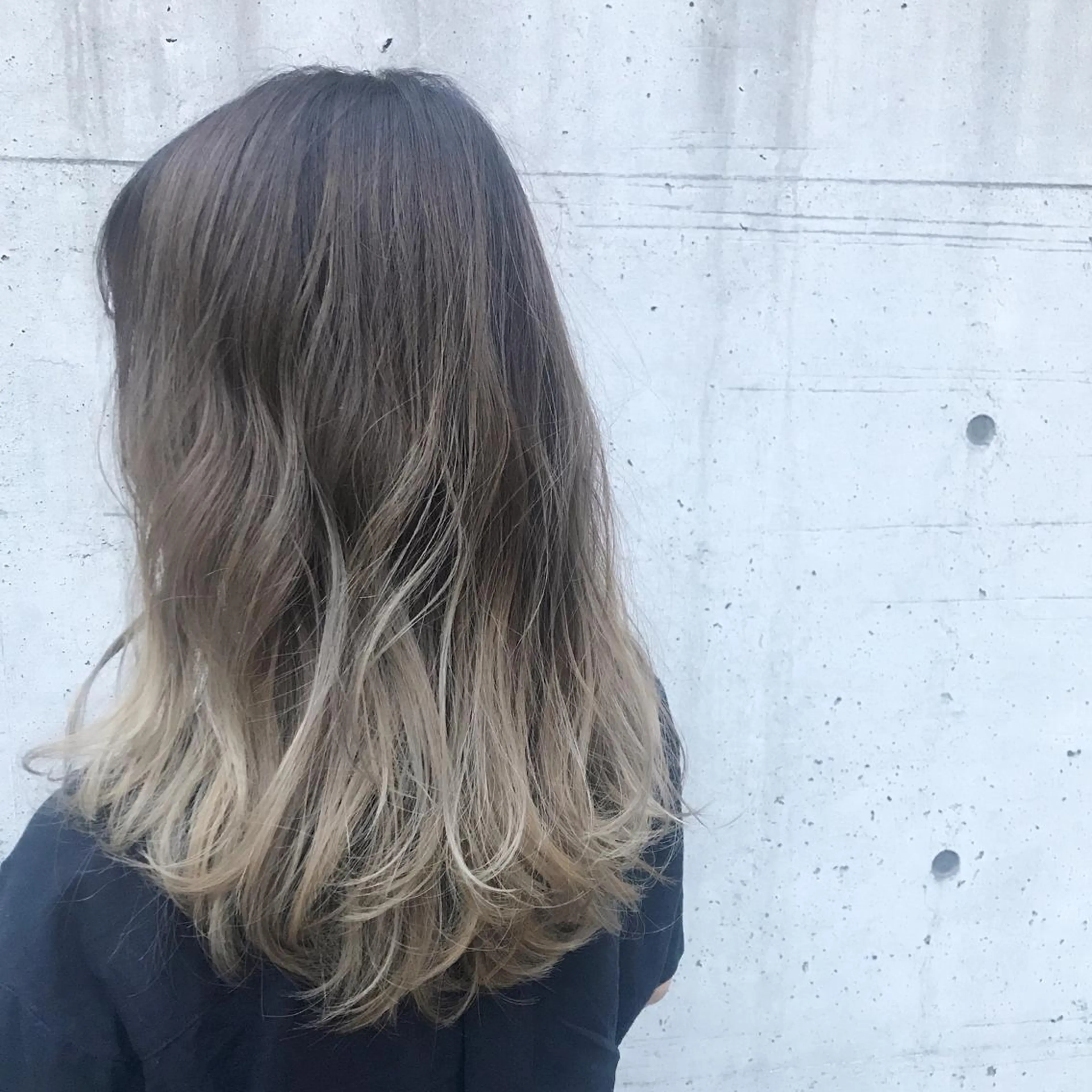 ロング カラー ベージュカラー ブリーチ ブロンド ブロンドベージュ グラデーションカラー emme エミィ/立川のヘアスタイル