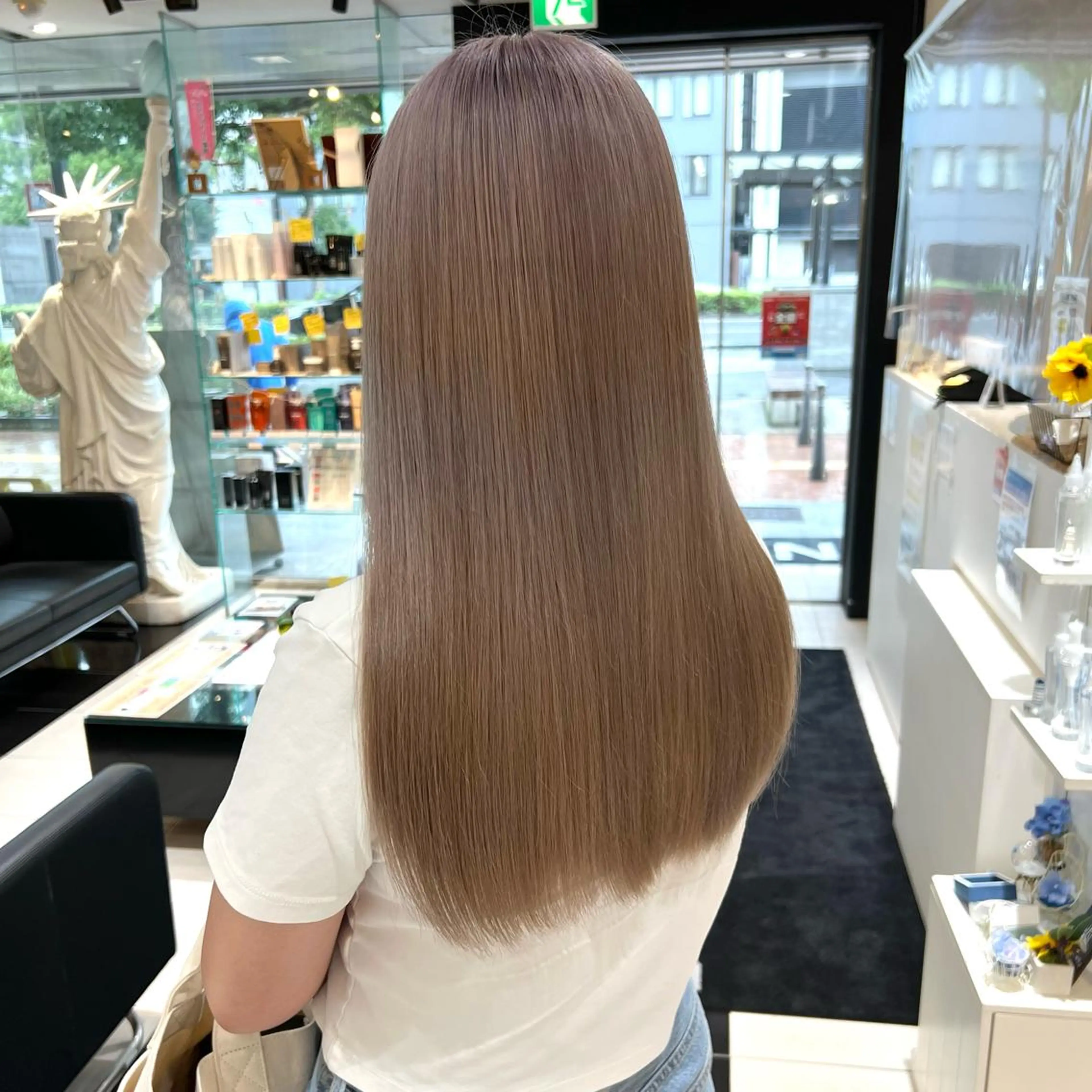 ミディアム カラー ヘアアレンジ ベージュカラー ミルクティーベージュ ダメージレスカラー /透明感カラー 上長のヘアスタイル
