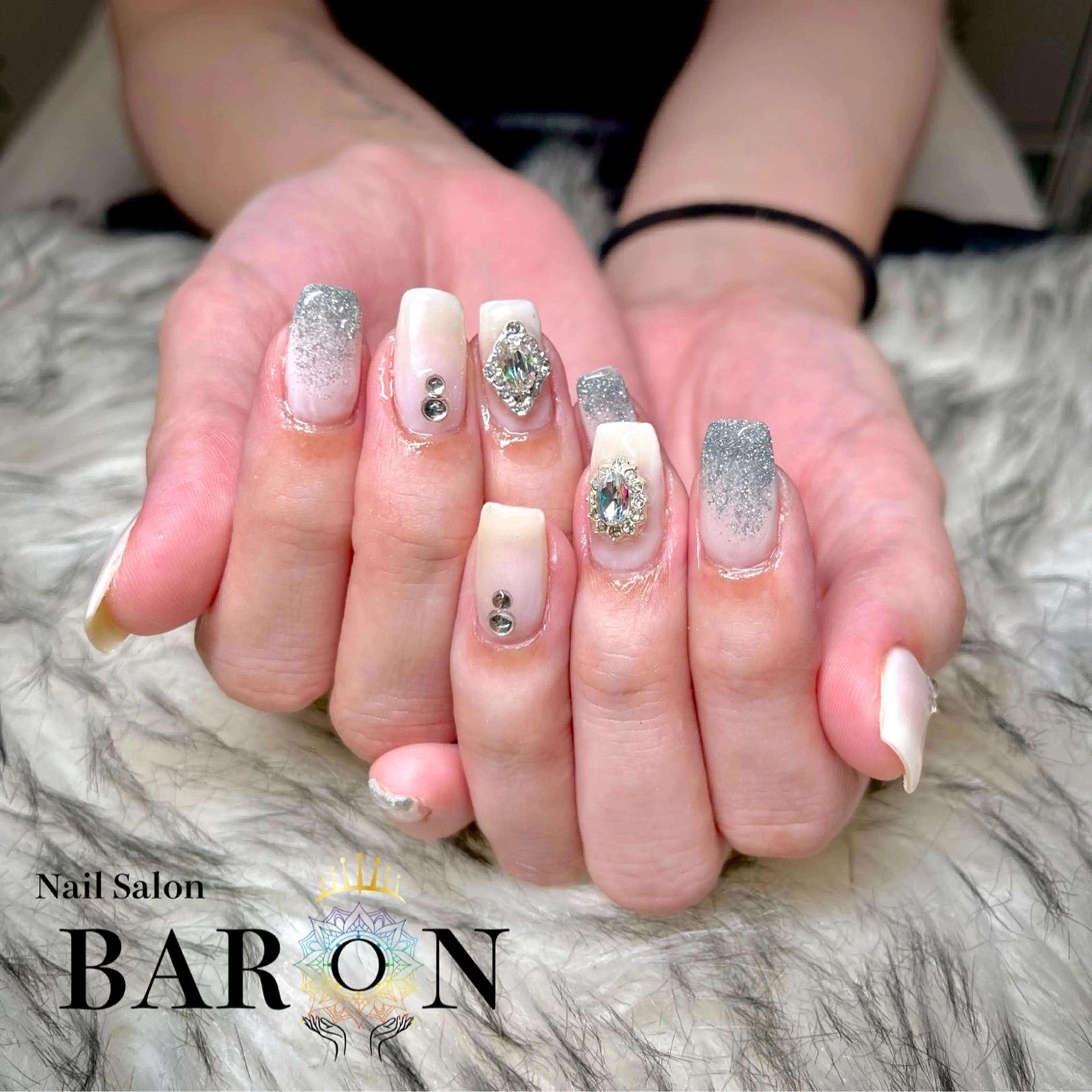ネイル フラッシュネイル シルバー ホワイト ハンドネイル ☆SAKI☆ BARON 店長のネイルデザイン