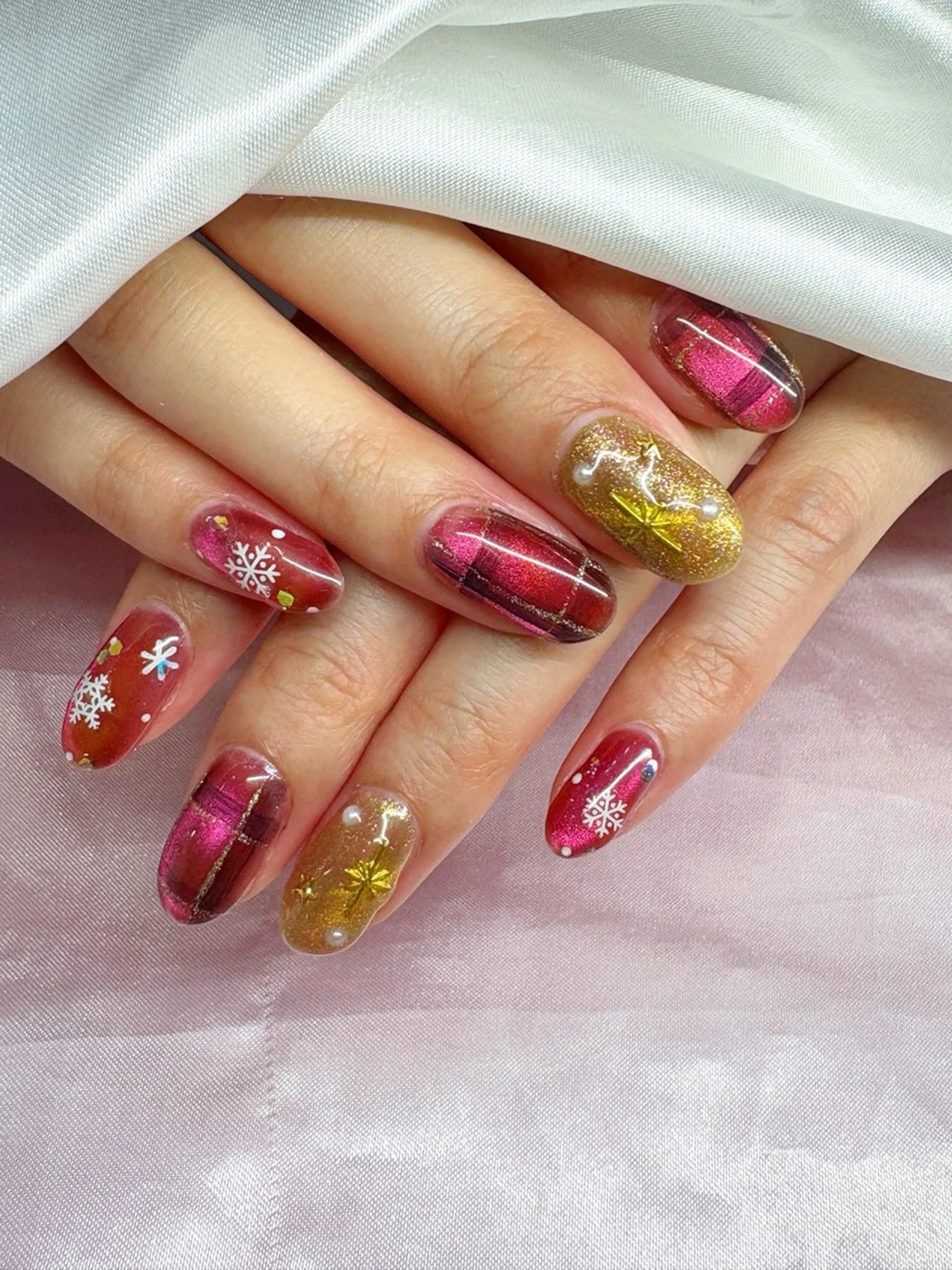 ネイル 成人式 キラキラネイル ピンク 赤色 冬ネイル ハンドネイル SINCERELY シンシアリー🌈のマツエク・マツパデザイン