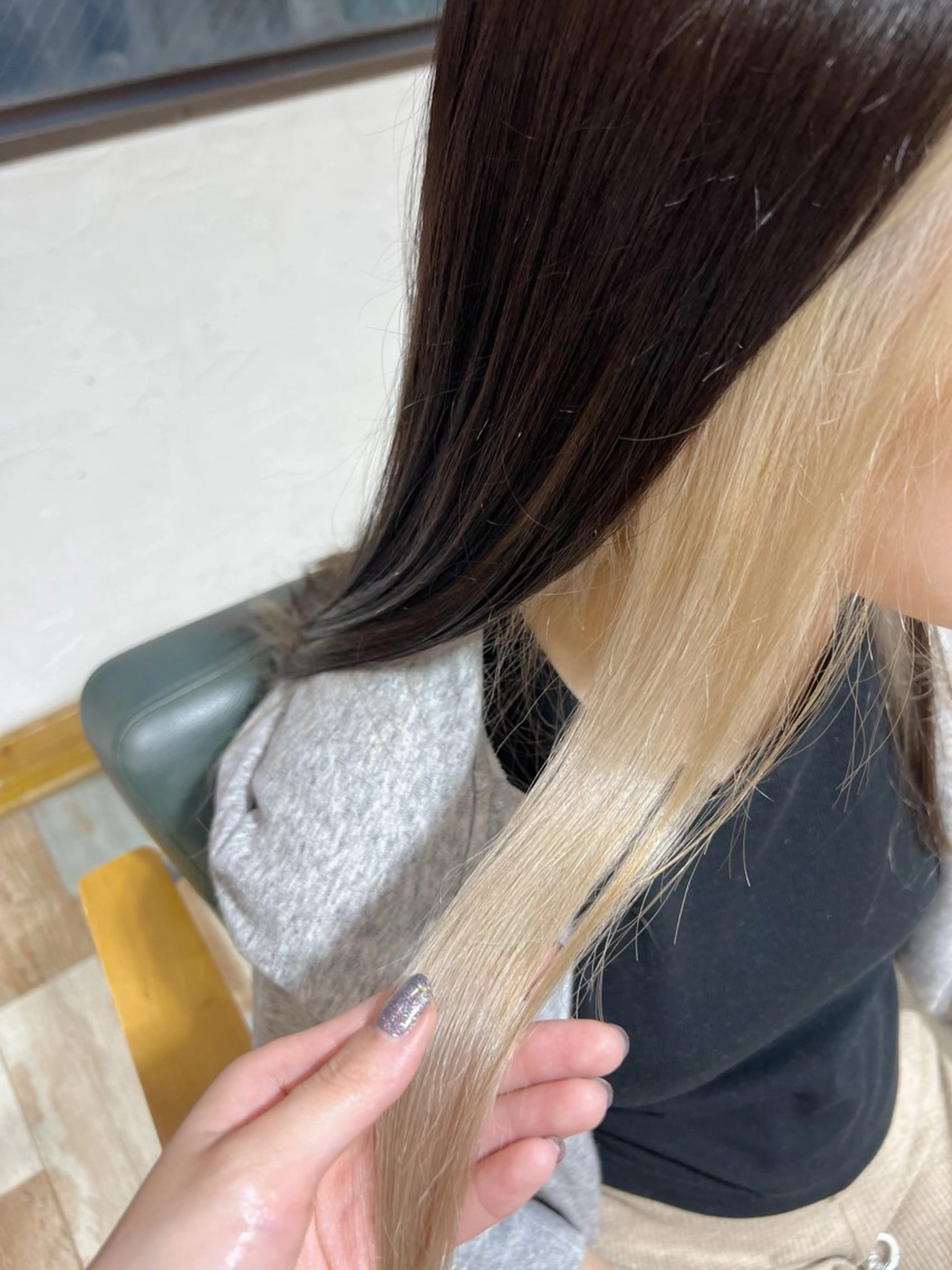 ロング カラー ベージュカラー デザインカラー イヤリングカラー ハイライトカラー ホワイトベージュ カット ヘアカラー トリートメント KANA/ボブ/ インナーカラー/艶髪のヘアスタイル
