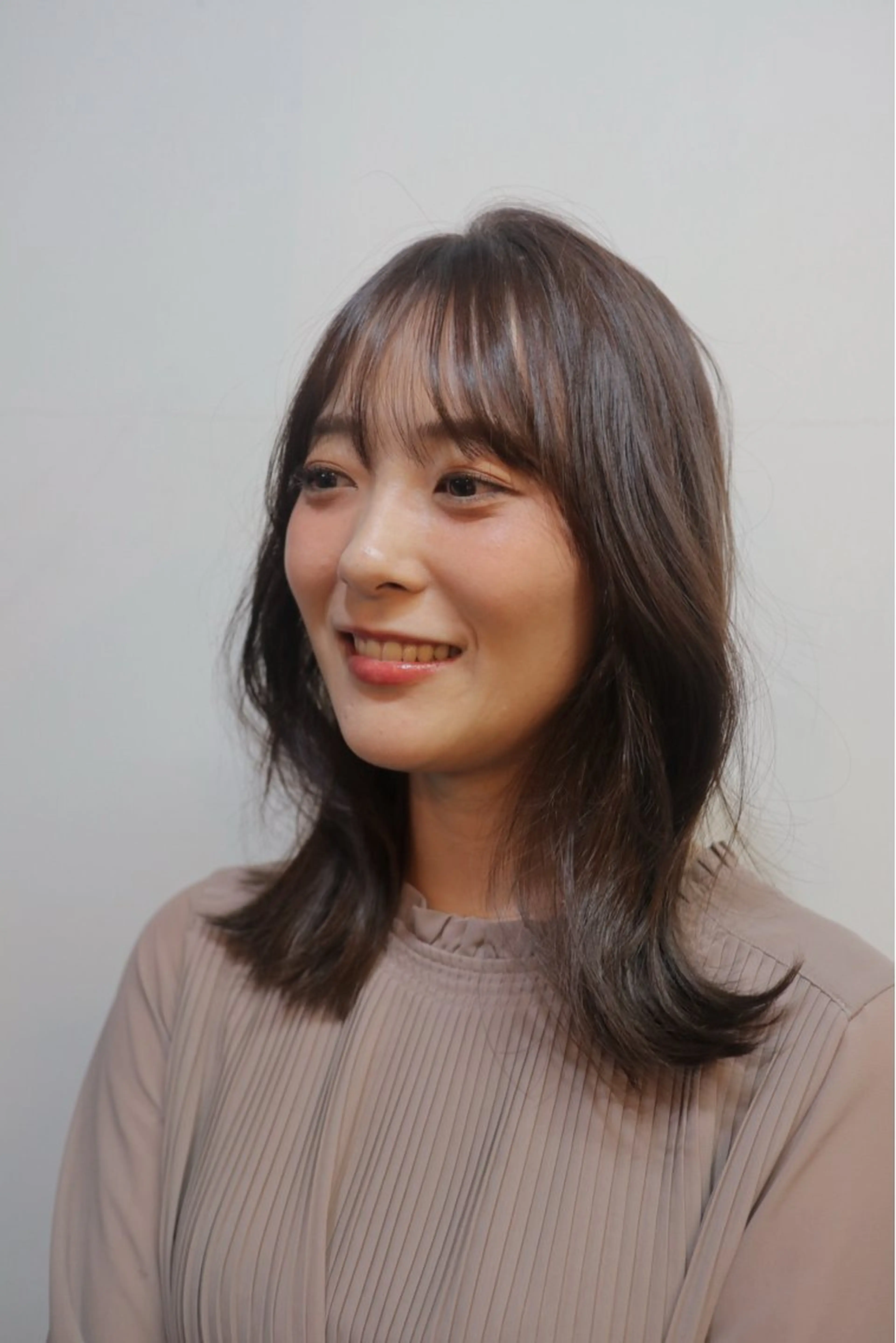 セミロング カット ウシロダ メグミのヘアスタイル