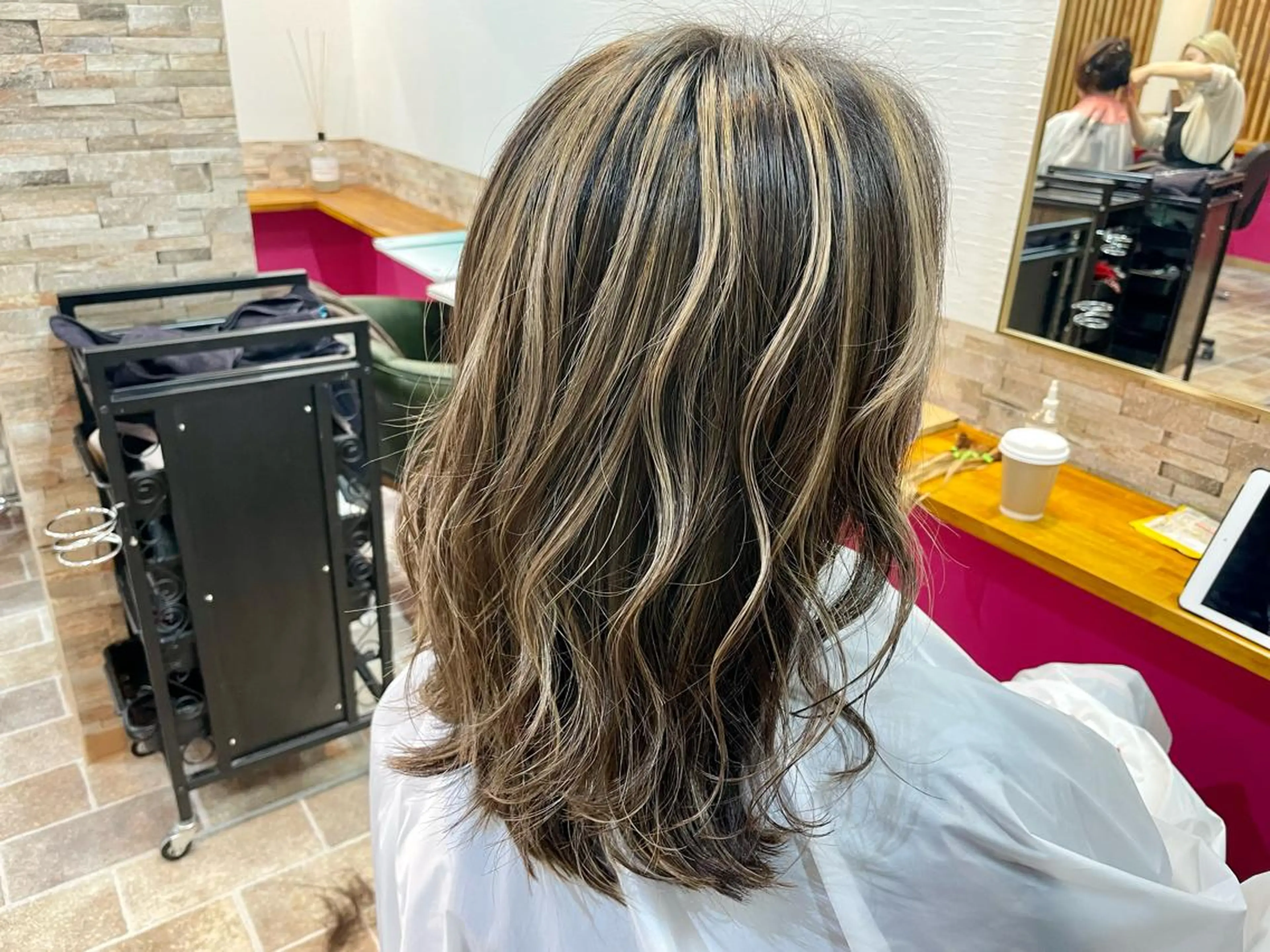 セミロング SALOWIN心斎橋Suite店所属・ブリーチ毛にもできる 縮毛矯正|鷹司郎のヘアスタイル