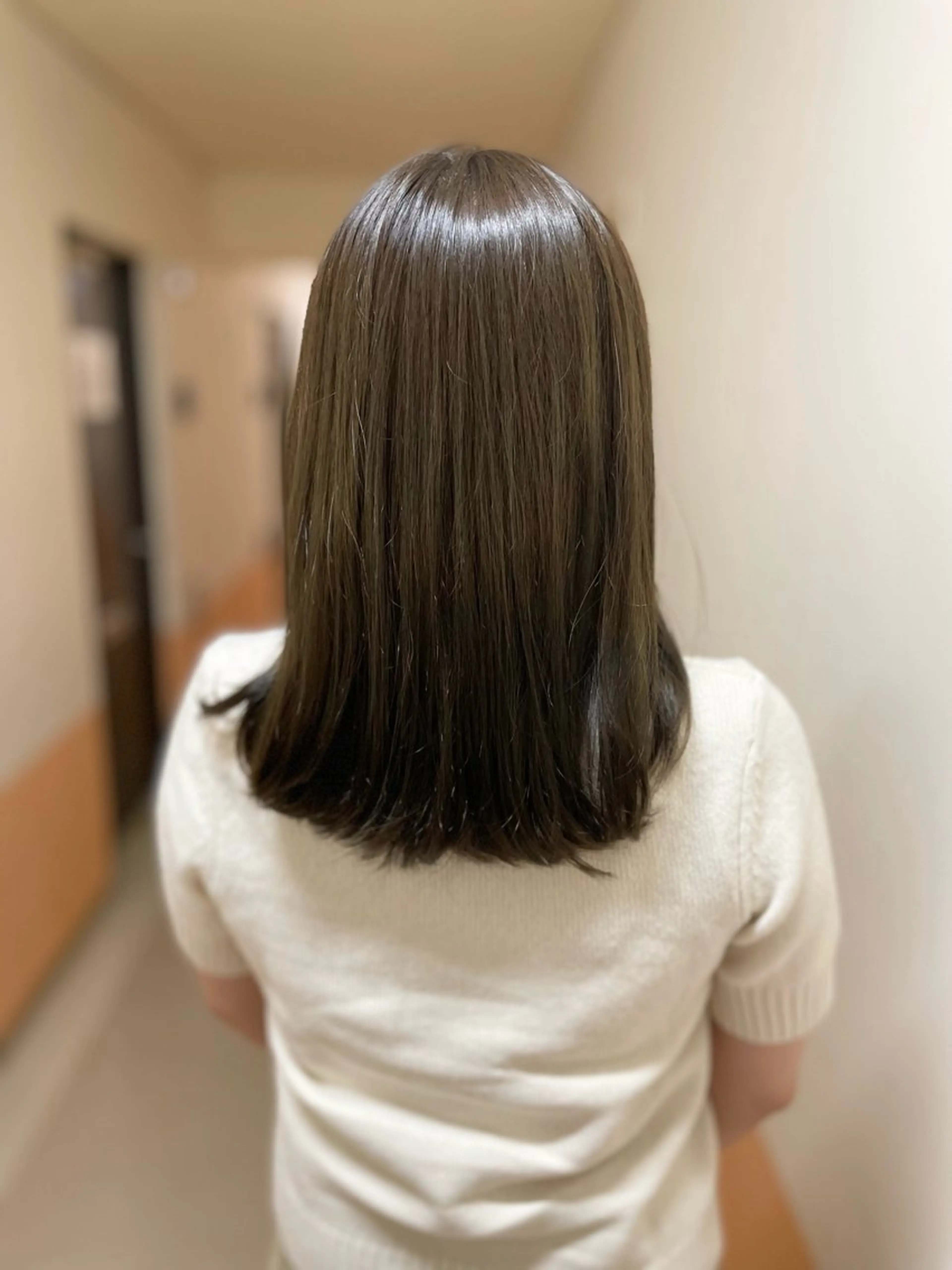 ミディアム カラー ブラウンカラー オリーブブラウン ヘアカラー 沢田 瞳のヘアスタイル
