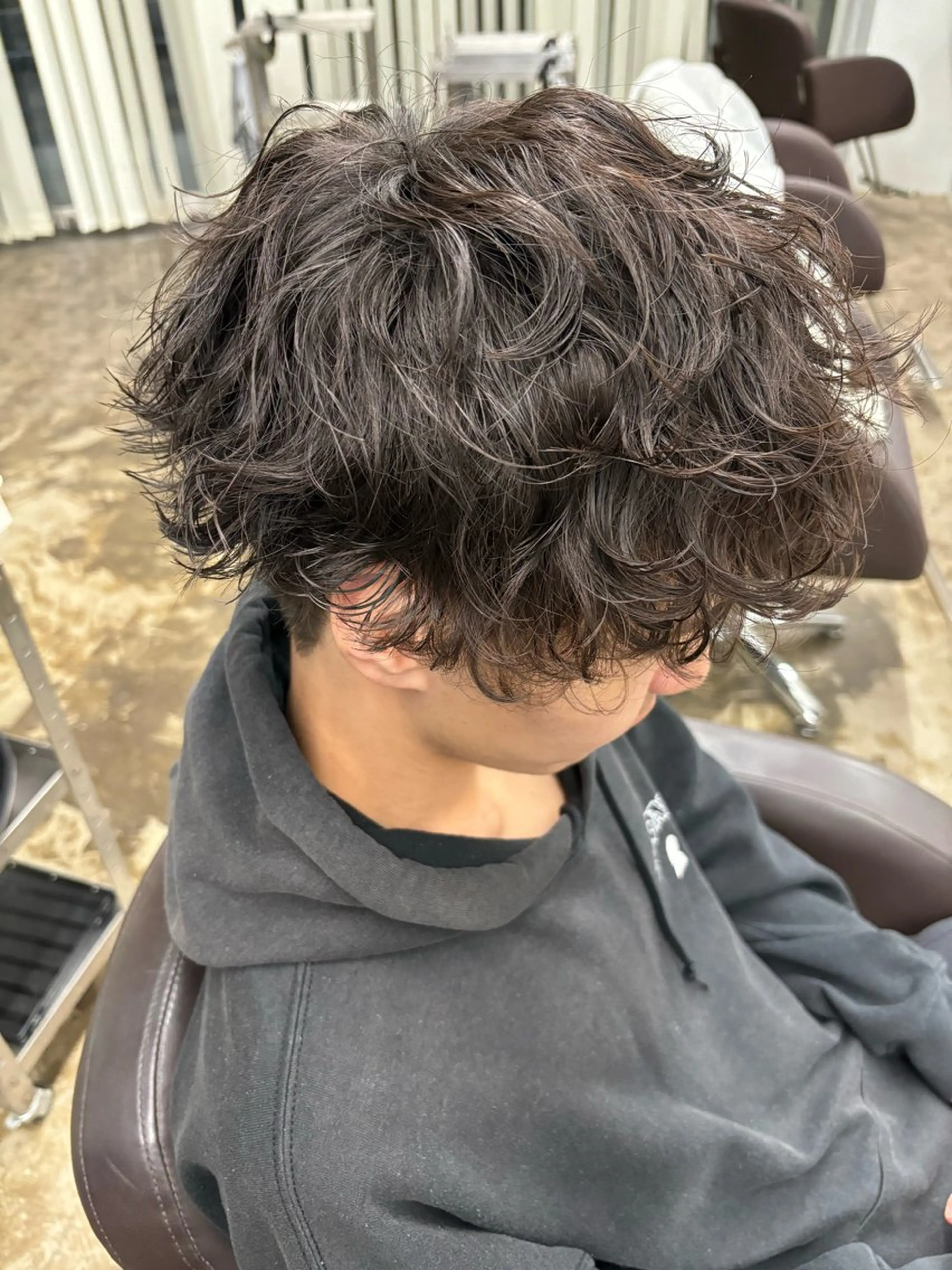 ミディアム パーマ ミディアムパーマ UNSER prod by THE DAY所属・人見 風斗のヘアスタイル