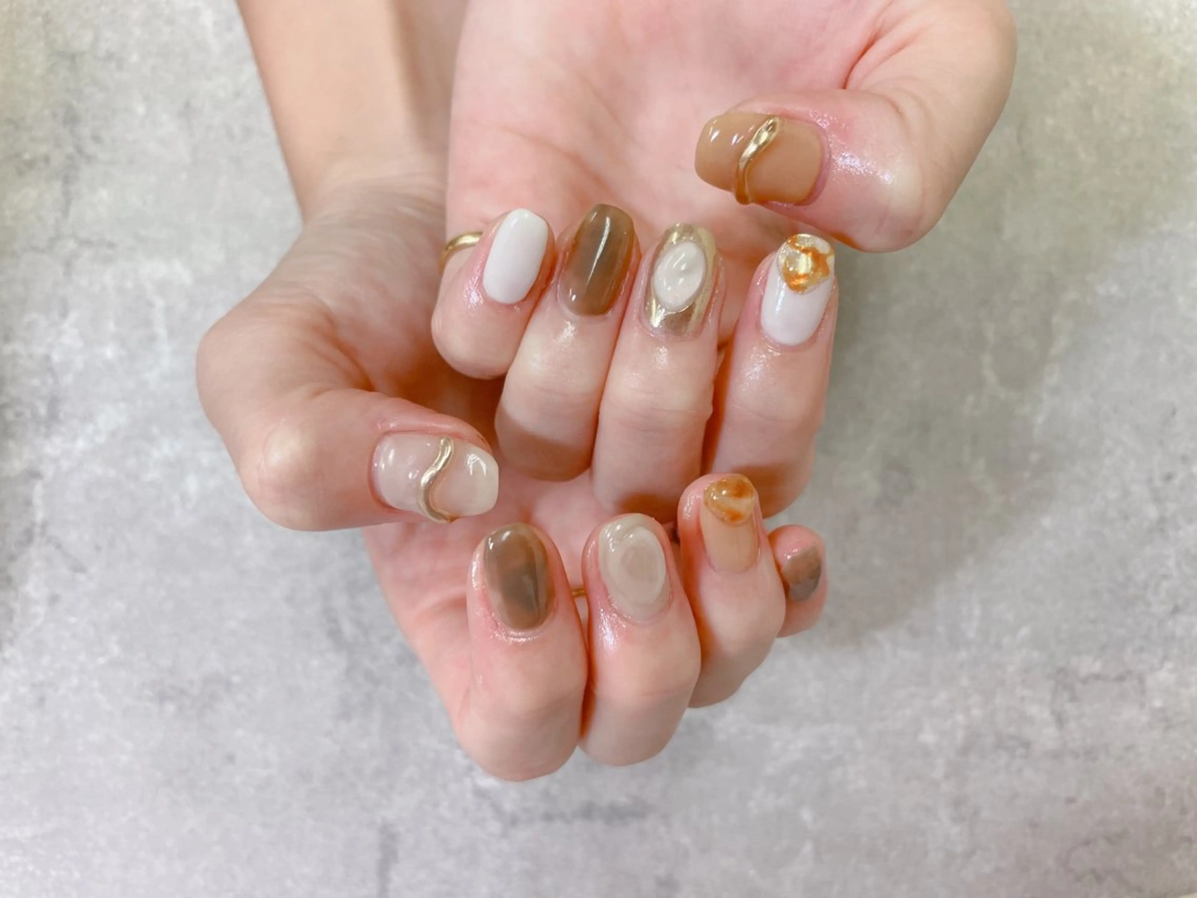 ネイル ブラウン ミラーネイル ニュアンスネイル ぷっくりネイル ハンドネイル foglia❁﻿. ⌇﻿imamuraのネイルデザイン