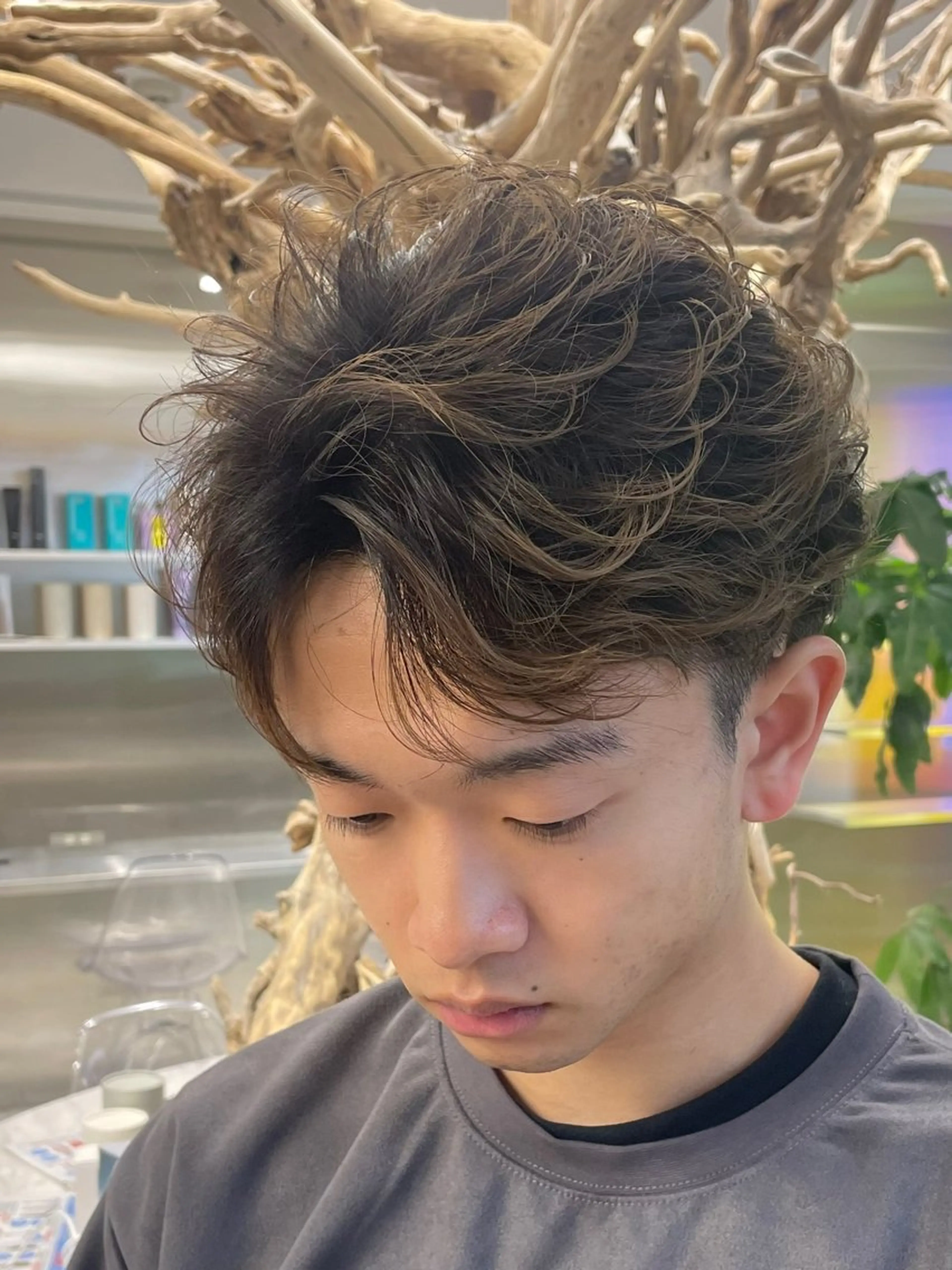 ショート パーマ メンズ センターパート フェザーパーマ カルマパーマ メンズメッシュ メンズパーマ カット パーマ カラーモデル⚡️ REONのヘアスタイル
