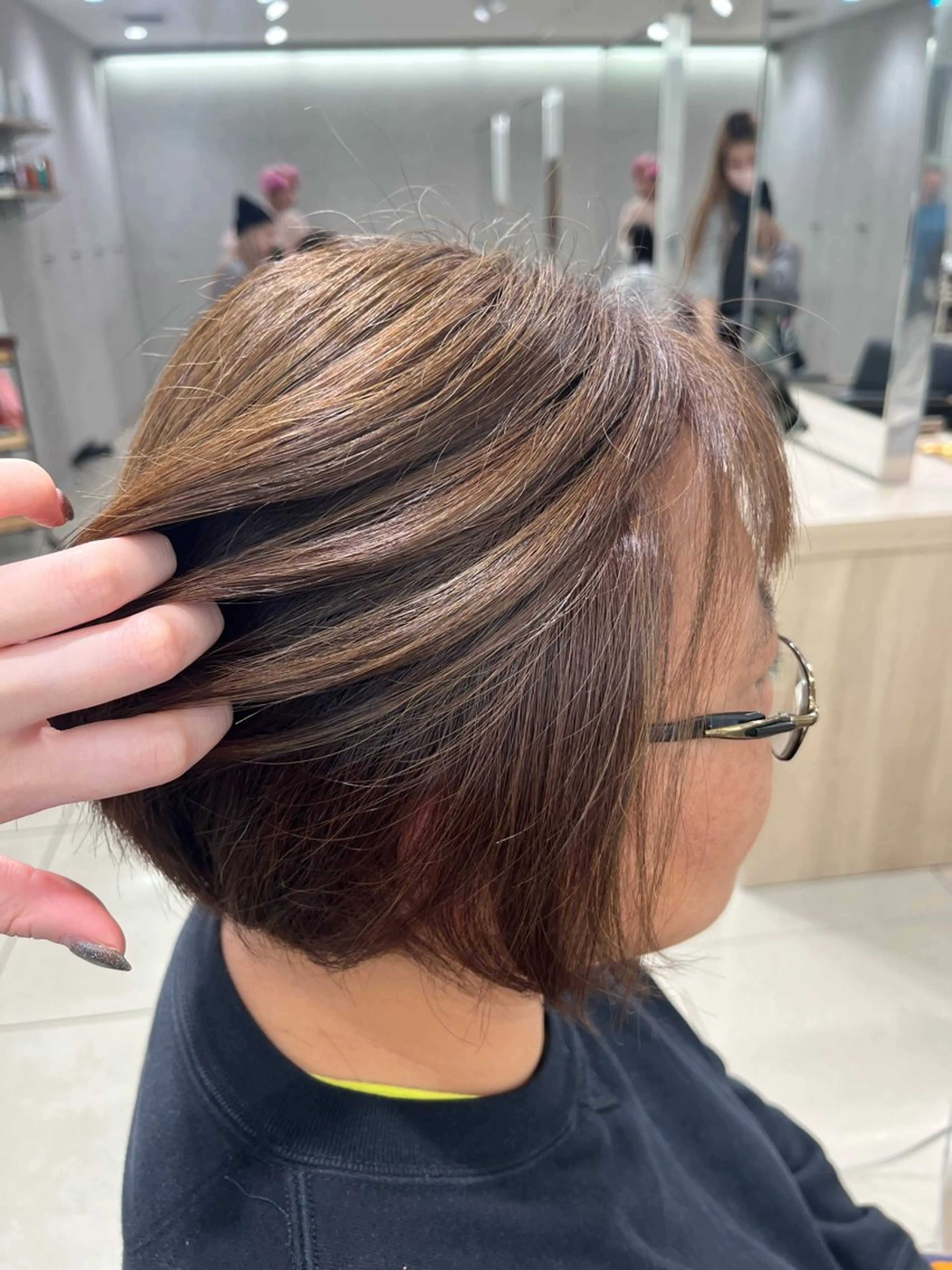 ショート カラー ベージュカラー ハイライトカラー 卒業式のヘアスタイル ハイライト カット ヘアカラー 巖本 真希のヘアスタイル