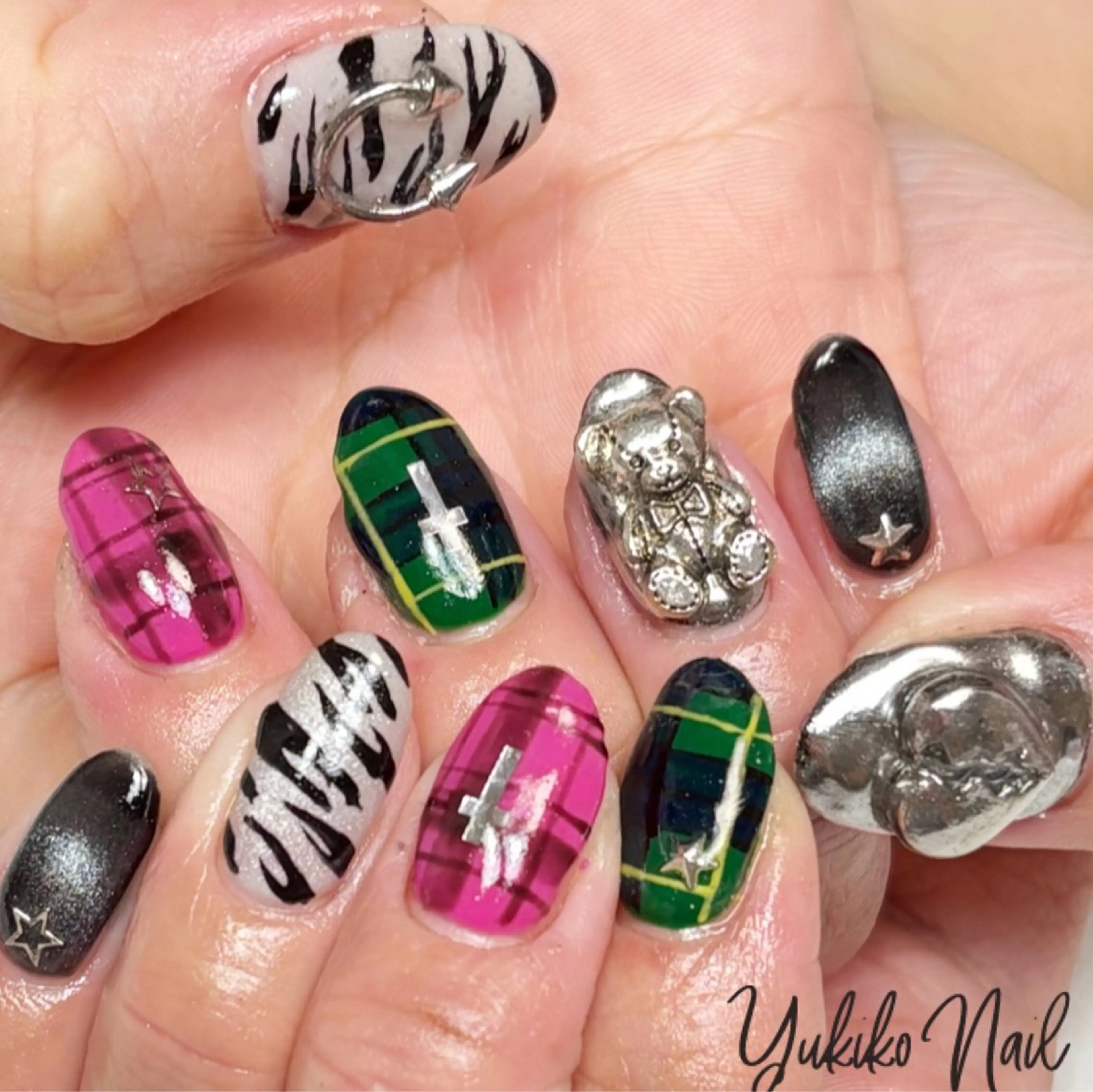 ネイル アニマル柄 ミラーネイル ハンドネイル ユキコ ネイルのネイルデザイン