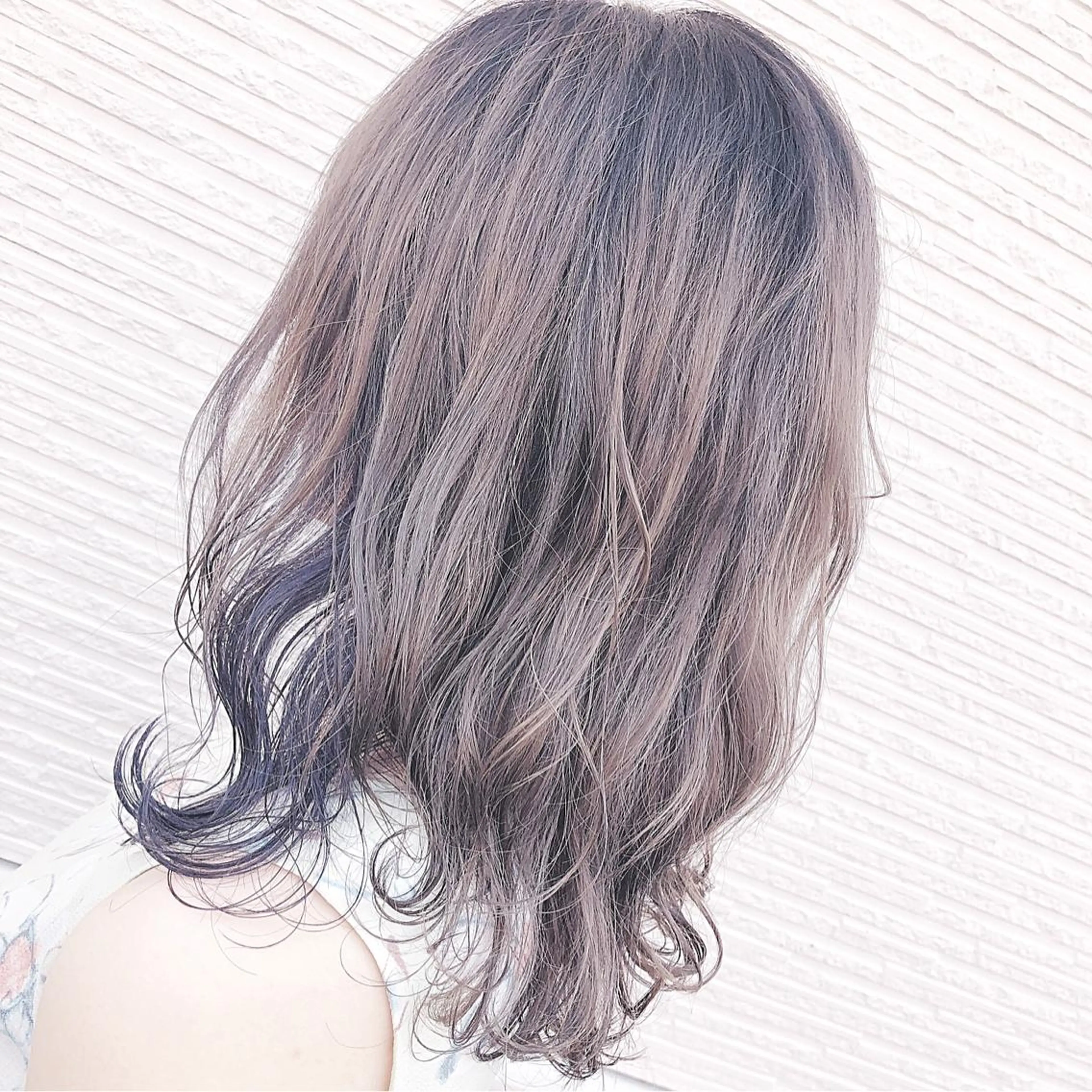 ミディアム カラー ブルーカラー イヤリングカラー ヘアカラー トリートメント 名畑 裕貴のヘアスタイル