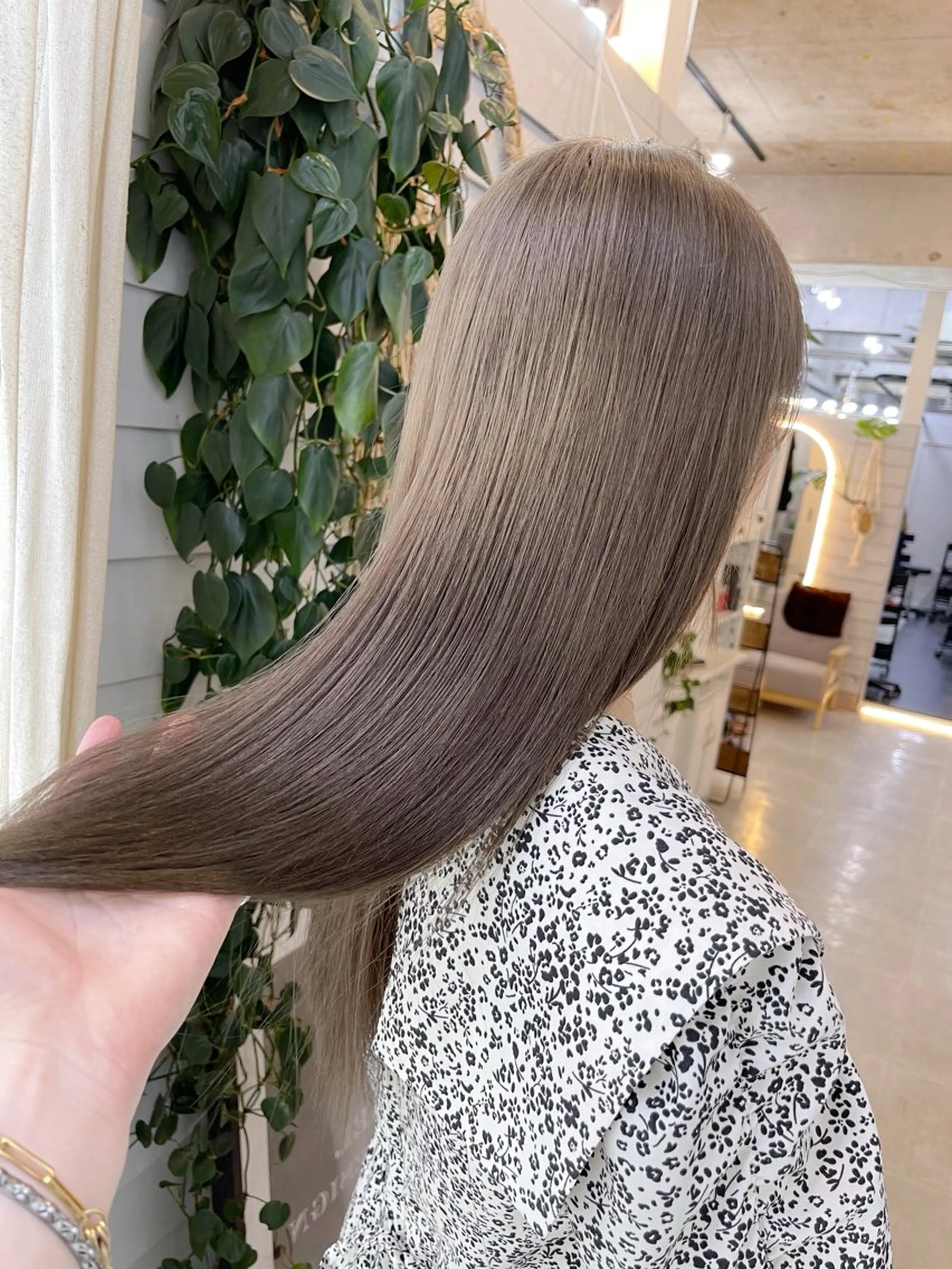 セミロング カラー ベージュカラー ブリーチ ダブルカラー ブリーチなしカラー オリーブベージュ ヘアカラー トリートメント AiM 大名のヘアスタイル