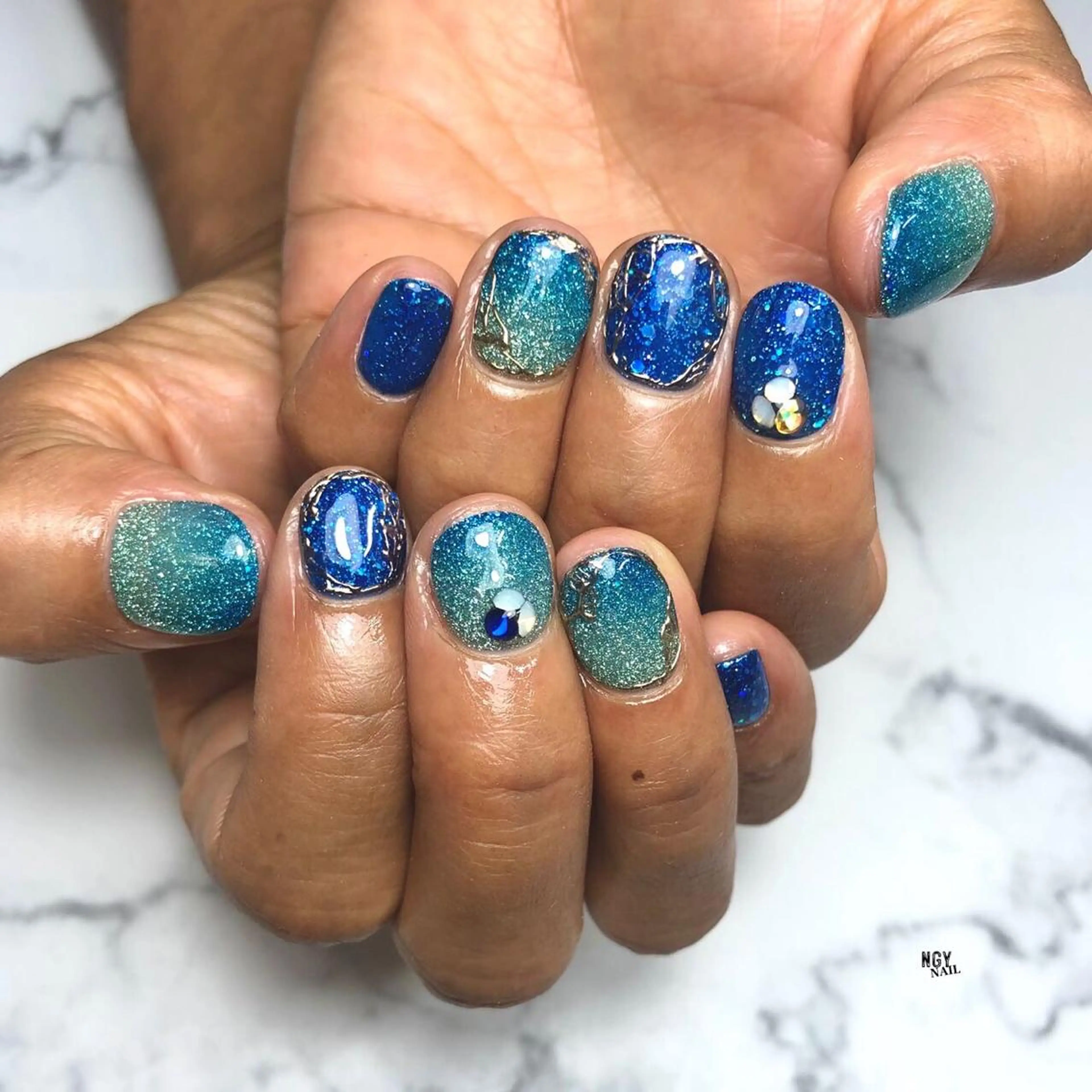 ネイル ブルー フラッシュネイル ジェルネイル グラデーション キラキラネイル ハンドネイル NAIL NOWのネイルデザイン